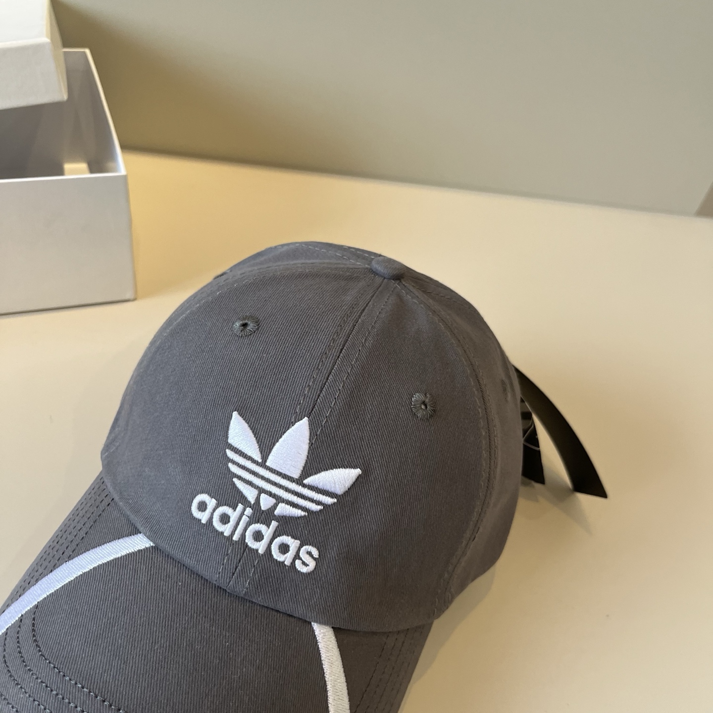 
潮牌🧢官网新品，棒球帽，原单品质火爆来袭 。🎩 工艺非常精美 高档大气上档次！低调奢华，方便携带！跑量