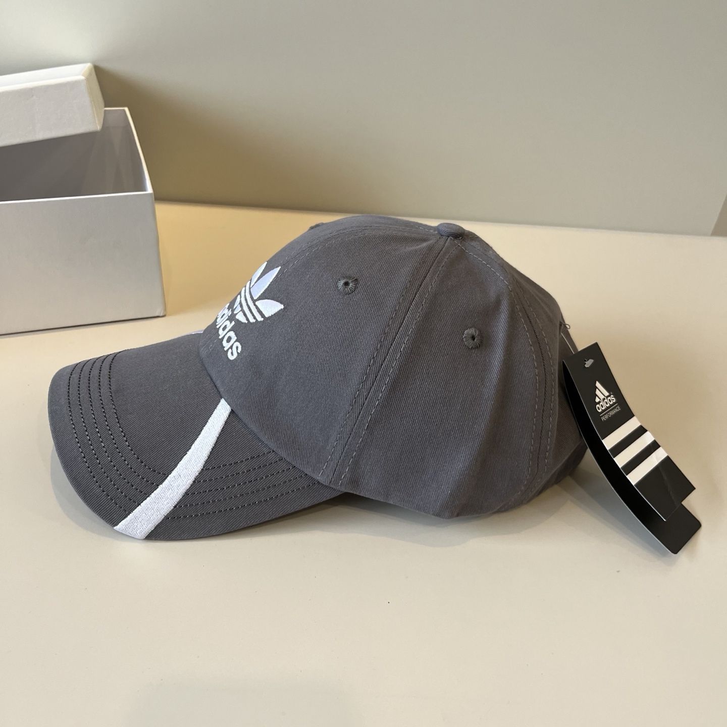 
潮牌🧢官网新品，棒球帽，原单品质火爆来袭 。🎩 工艺非常精美 高档大气上档次！低调奢华，方便携带！跑量