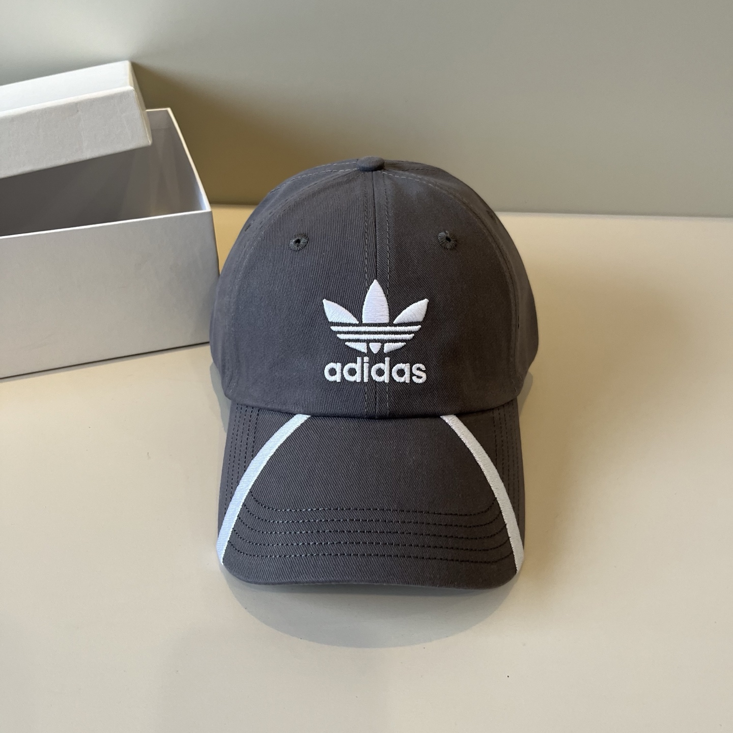 
潮牌🧢官网新品，棒球帽，原单品质火爆来袭 。🎩 工艺非常精美 高档大气上档次！低调奢华，方便携带！跑量
