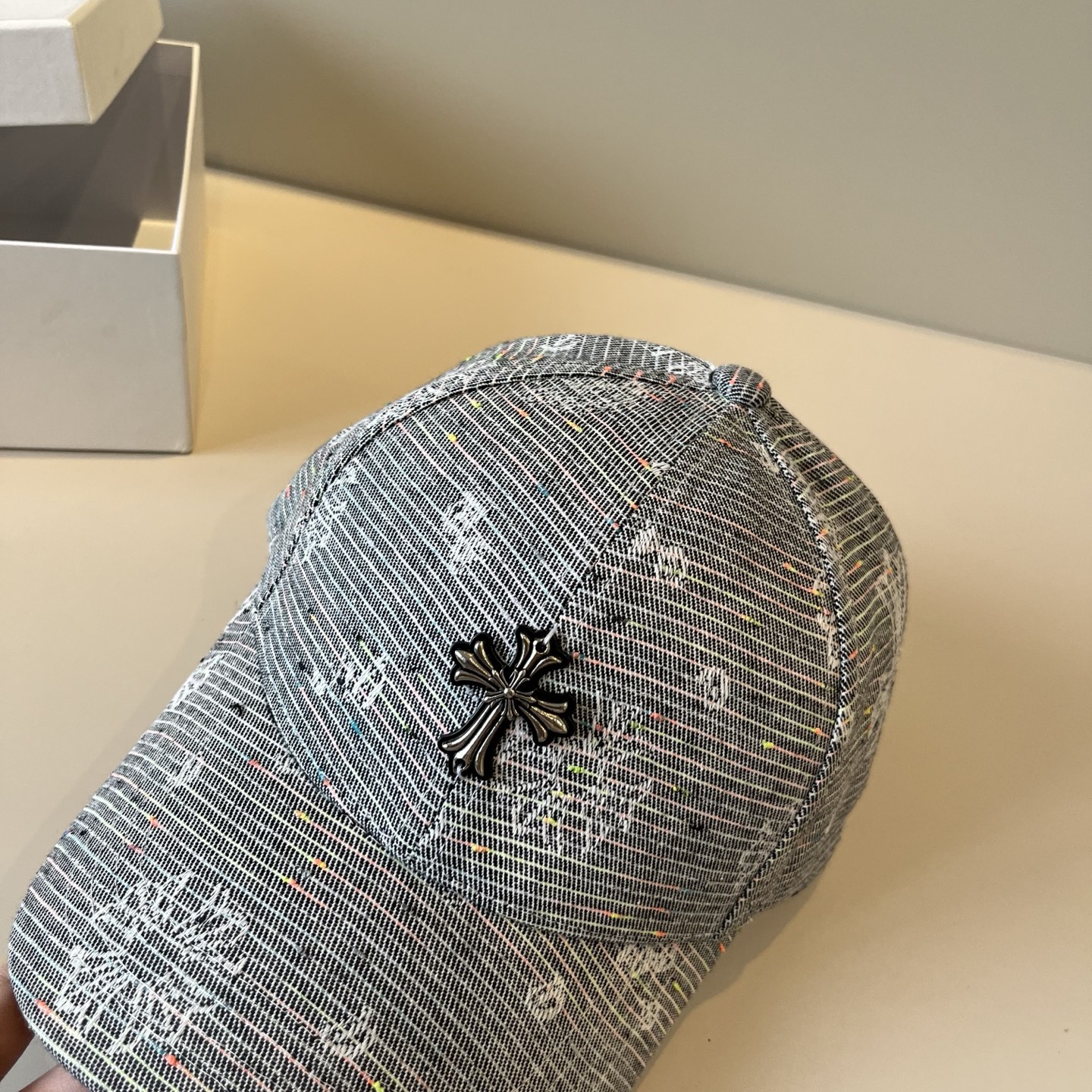  克罗心最新时尚前卫的休闲设计风格，戴上头就是这样好看看哦，做工精细，男女同款！