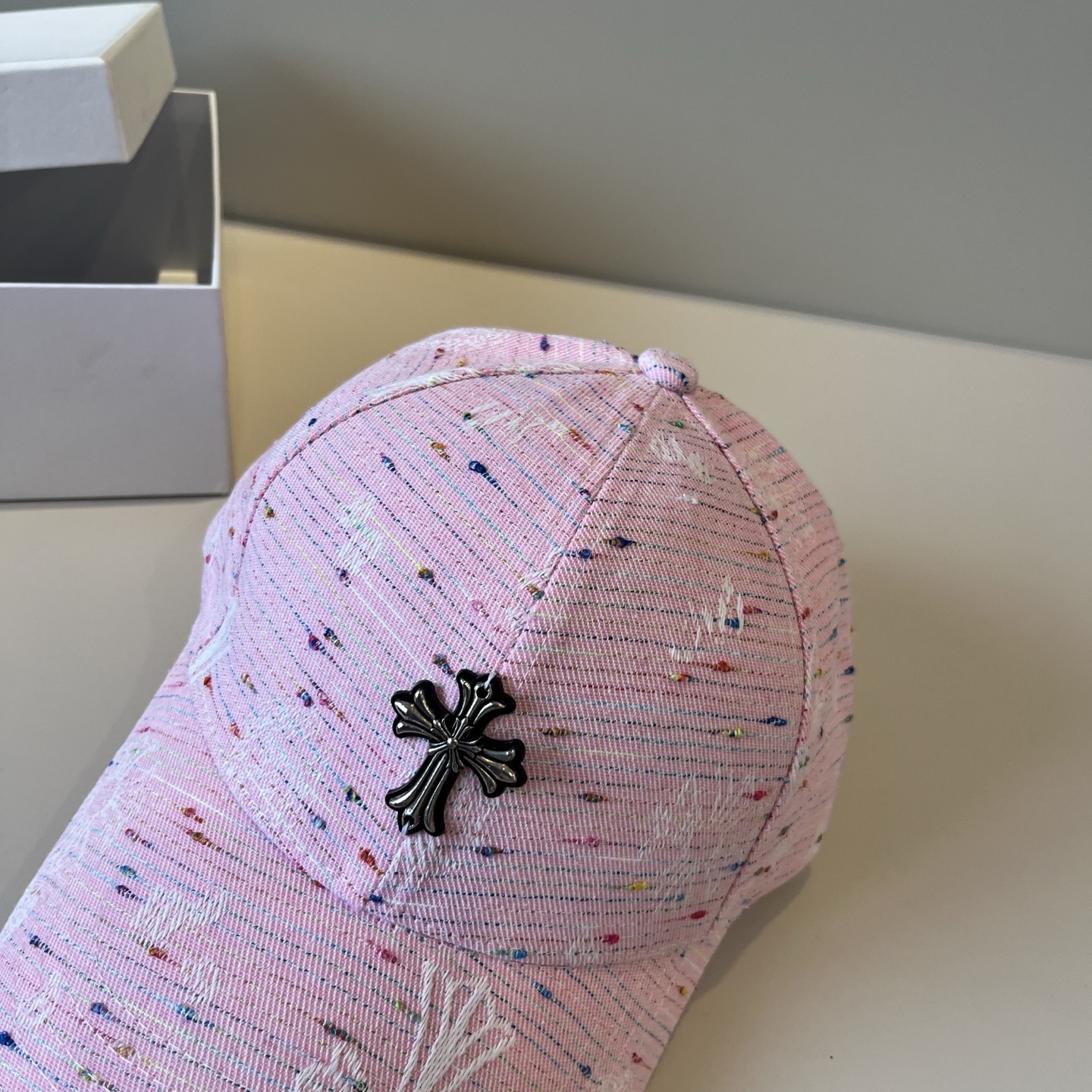  克罗心最新时尚前卫的休闲设计风格，戴上头就是这样好看看哦，做工精细，男女同款！