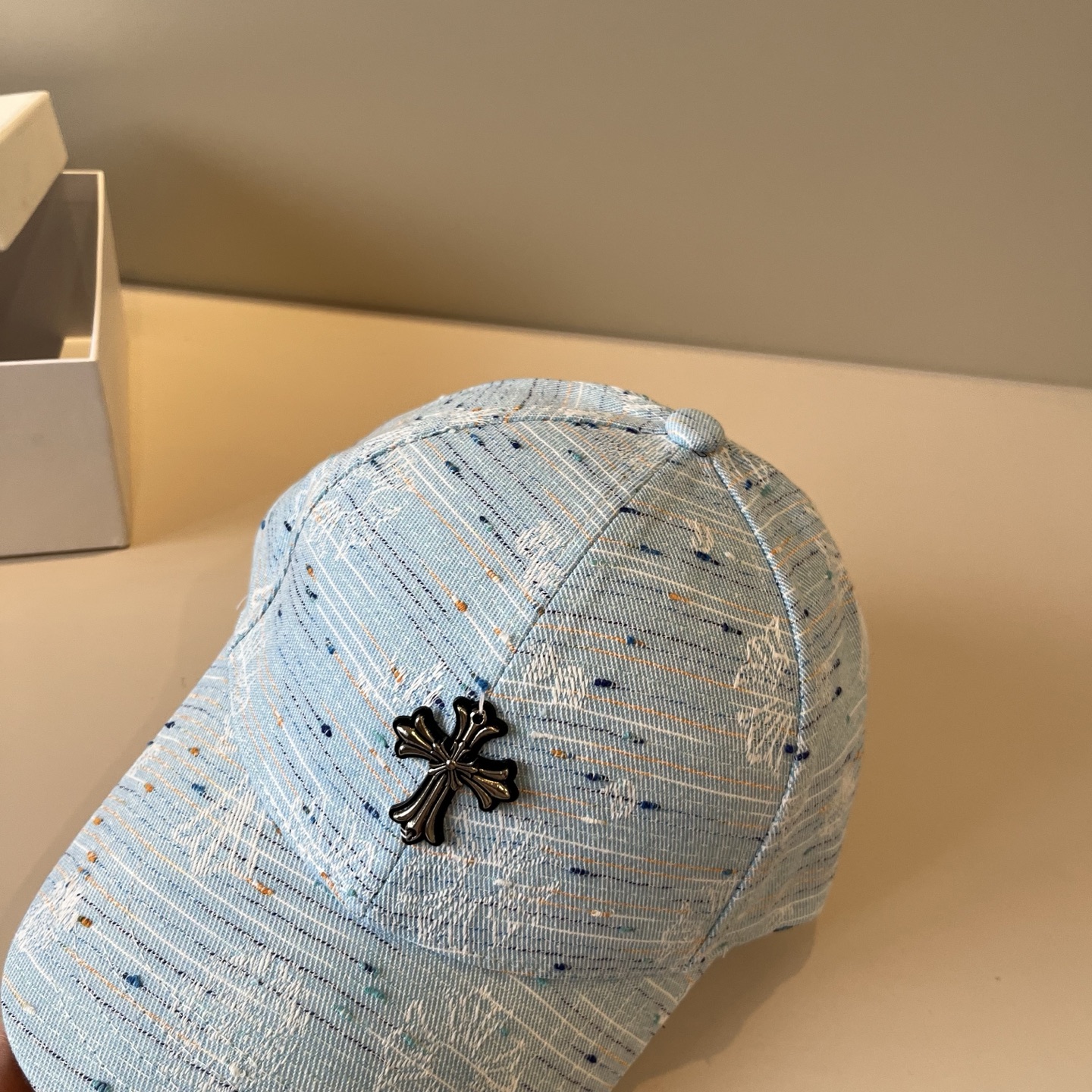  克罗心最新时尚前卫的休闲设计风格，戴上头就是这样好看看哦，做工精细，男女同款！