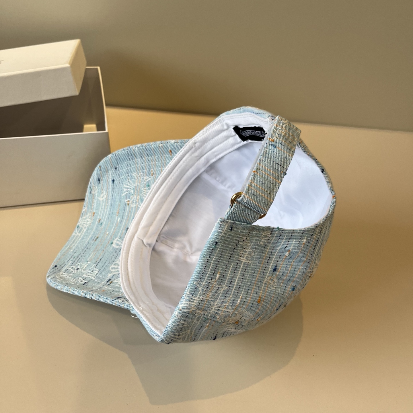  克罗心最新时尚前卫的休闲设计风格，戴上头就是这样好看看哦，做工精细，男女同款！