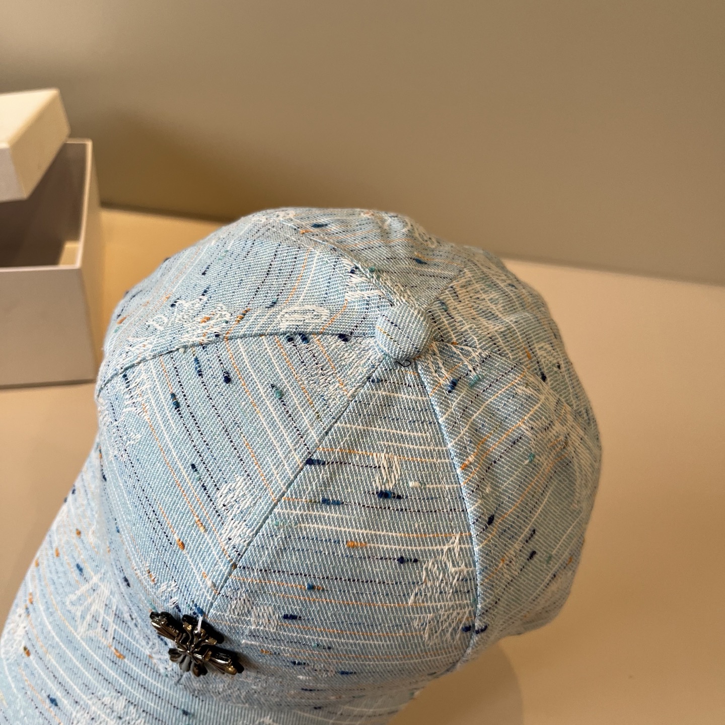  克罗心最新时尚前卫的休闲设计风格，戴上头就是这样好看看哦，做工精细，男女同款！