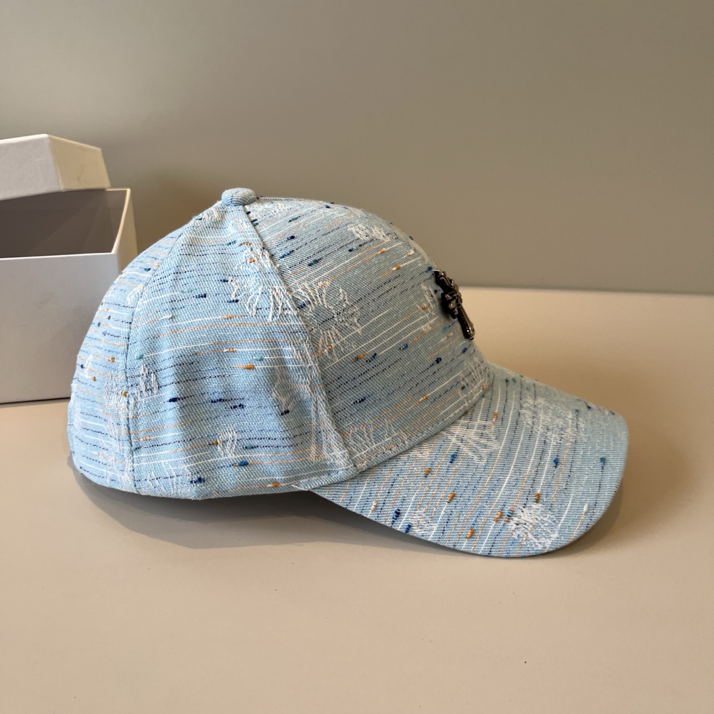  克罗心最新时尚前卫的休闲设计风格，戴上头就是这样好看看哦，做工精细，男女同款！