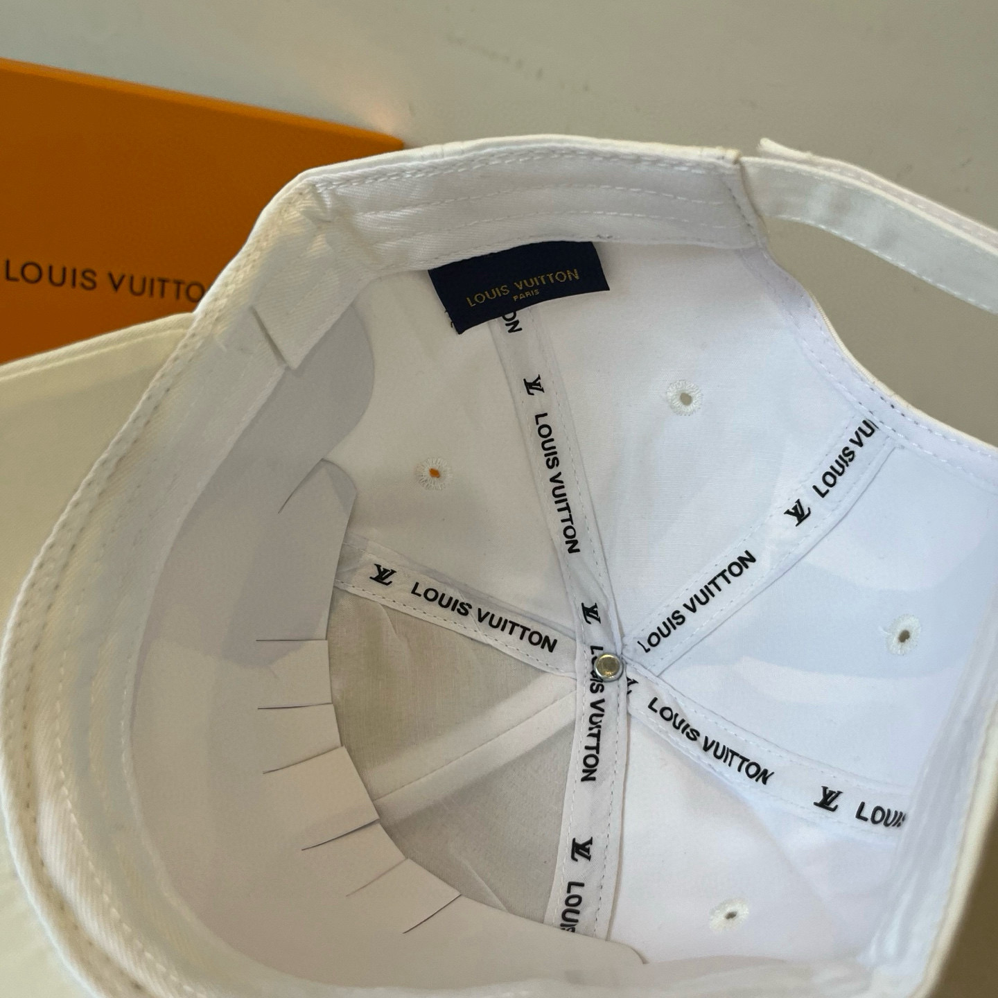 🧢路易威登棒球帽 LouisVuitton😍新款LV棒球帽，重工打造♥️高端大气，百搭款🤗男女通用！跑量