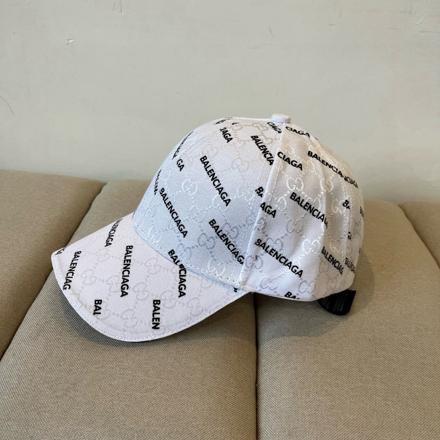  BALENCIAGA巴黎世家新款logo棒球帽，很酷的色系，男女佩戴都有不同style，第一批抢先出货