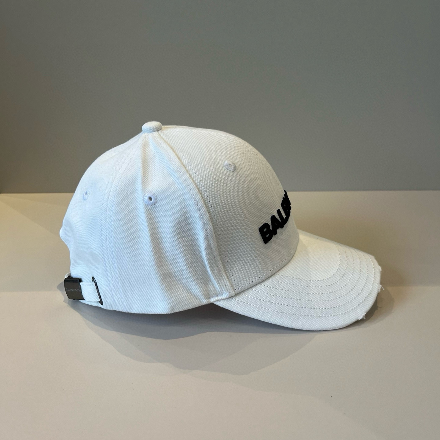  BALENCIAGA巴黎世家新款logo棒球帽，很酷的色系，男女佩戴都有不同style，第一批抢先出货