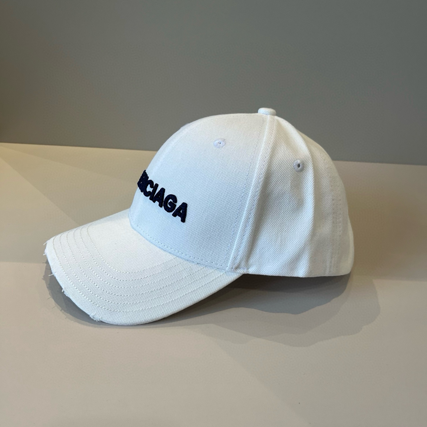  BALENCIAGA巴黎世家新款logo棒球帽，很酷的色系，男女佩戴都有不同style，第一批抢先出货