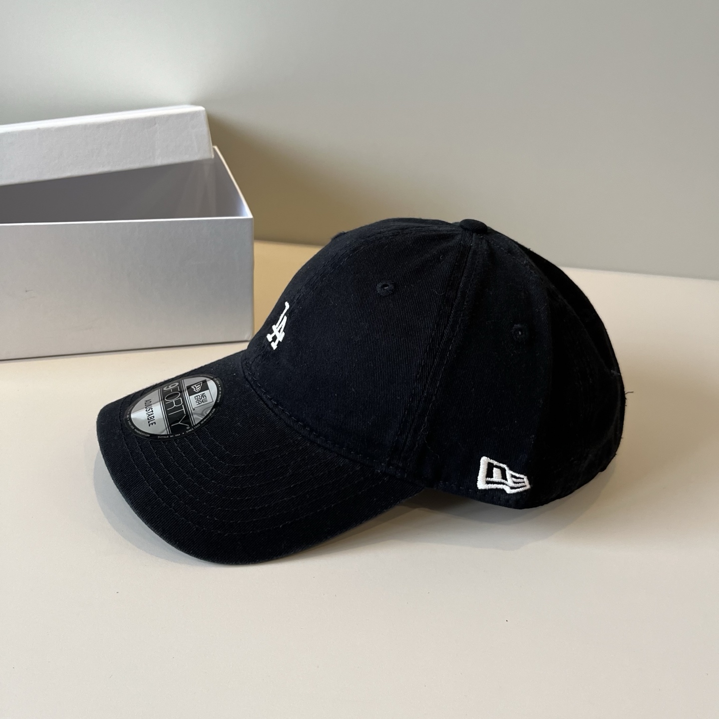 
韩国正品MLB棒球帽。最新最火的帽子就在这👏👏最新款LA棒球帽刺绣男女情侣款鸭舌帽❗最新款，经典La小