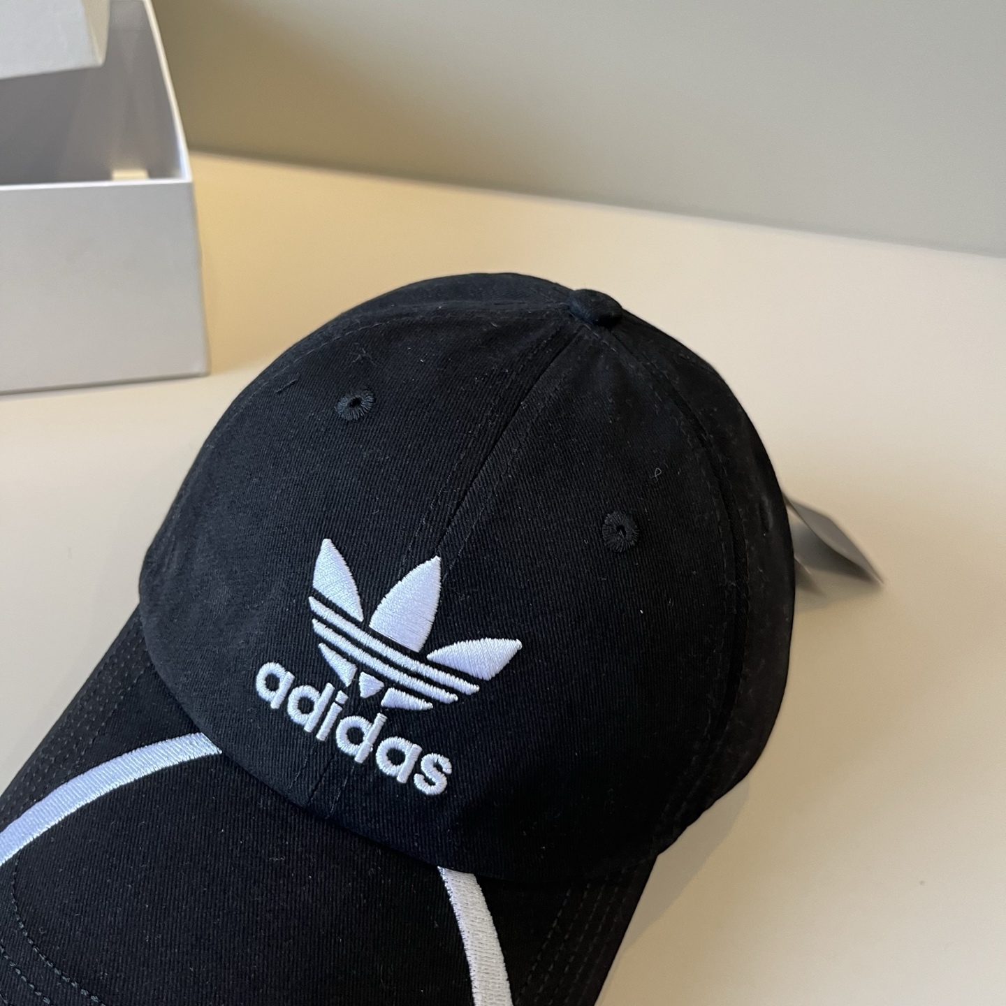 
潮牌🧢官网新品，棒球帽，原单品质火爆来袭 。🎩 工艺非常精美 高档大气上档次！低调奢华，方便携带！跑量
