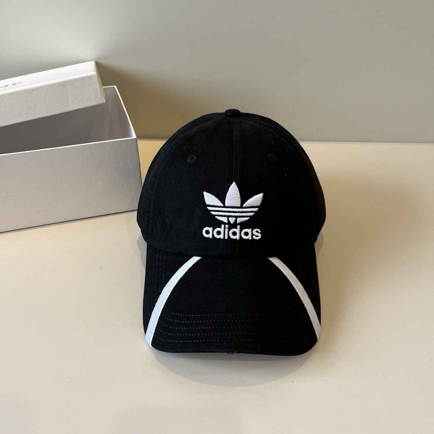 
潮牌🧢官网新品，棒球帽，原单品质火爆来袭 。🎩 工艺非常精美 高档大气上档次！低调奢华，方便携带！跑量