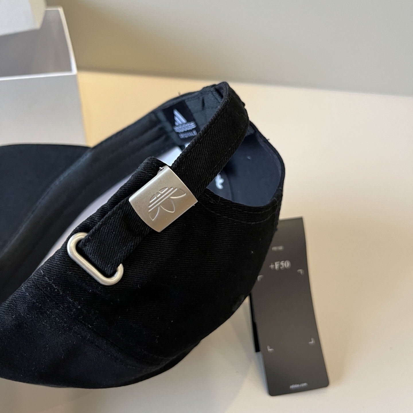 
潮牌🧢官网新品，棒球帽，原单品质火爆来袭 。🎩 工艺非常精美 高档大气上档次！低调奢华，方便携带！跑量