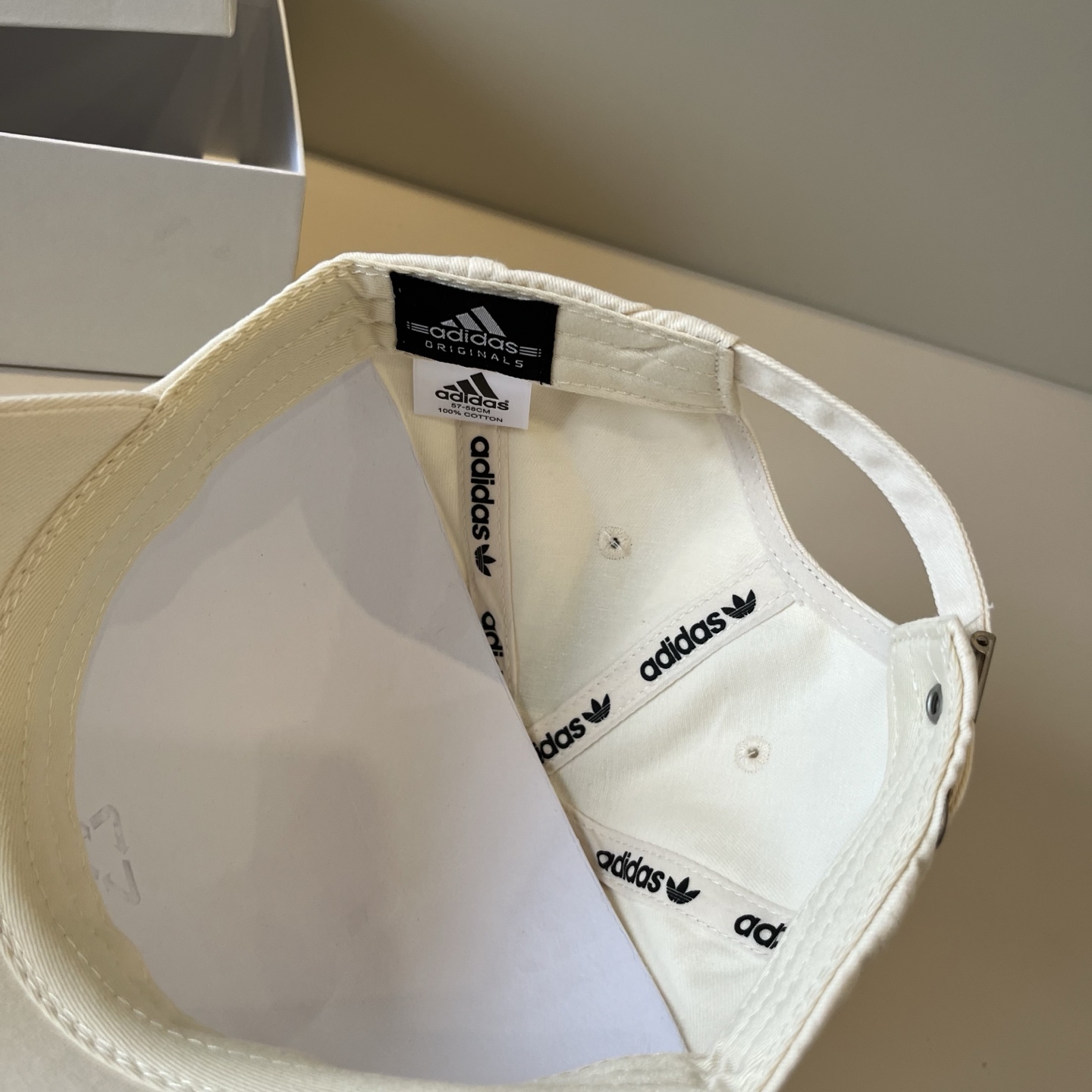 
潮牌🧢官网新品，棒球帽，原单品质火爆来袭 。🎩 工艺非常精美 高档大气上档次！低调奢华，方便携带！跑量