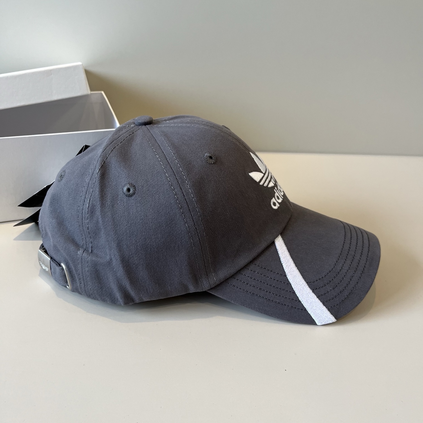 
潮牌🧢官网新品，棒球帽，原单品质火爆来袭 。🎩 工艺非常精美 高档大气上档次！低调奢华，方便携带！跑量