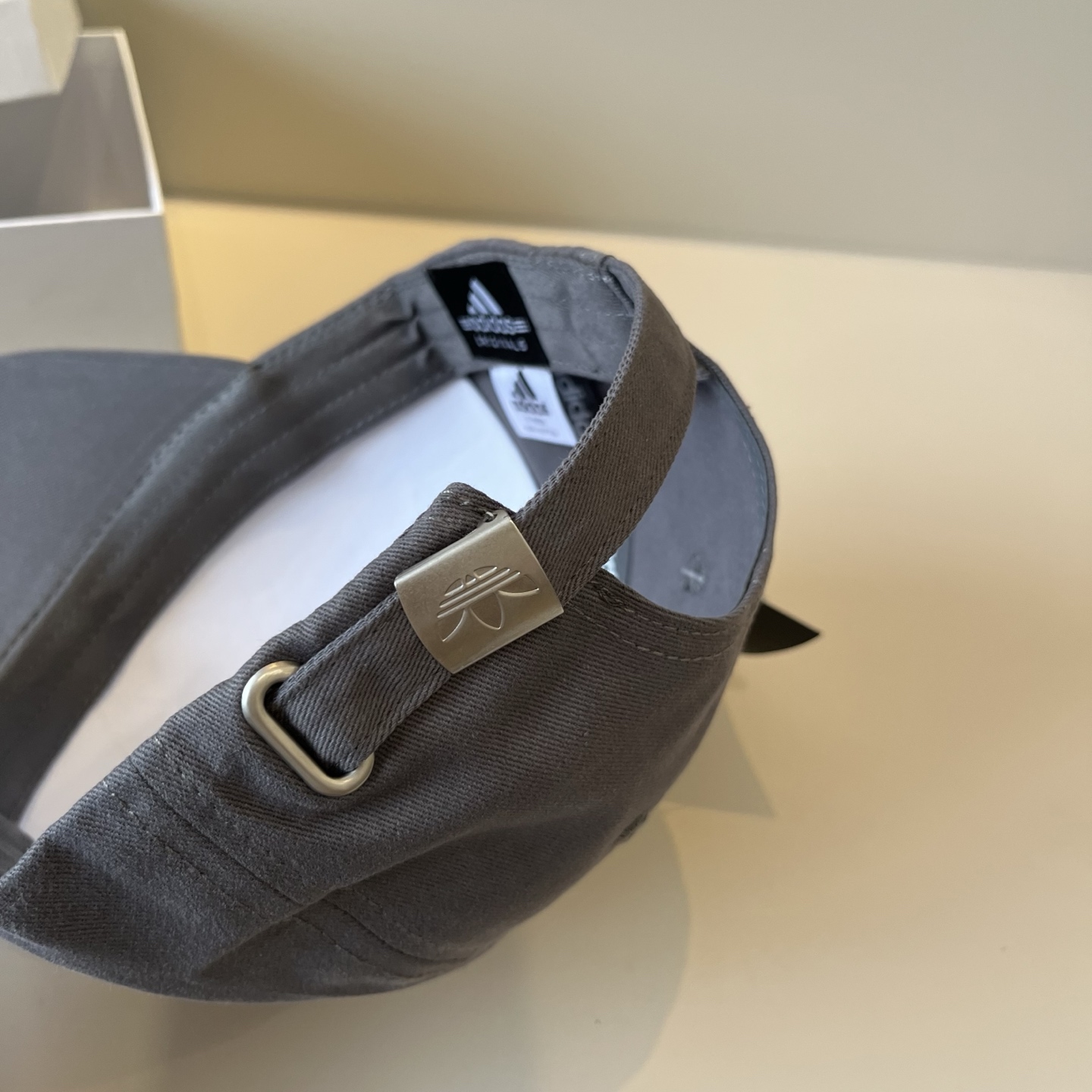 
潮牌🧢官网新品，棒球帽，原单品质火爆来袭 。🎩 工艺非常精美 高档大气上档次！低调奢华，方便携带！跑量