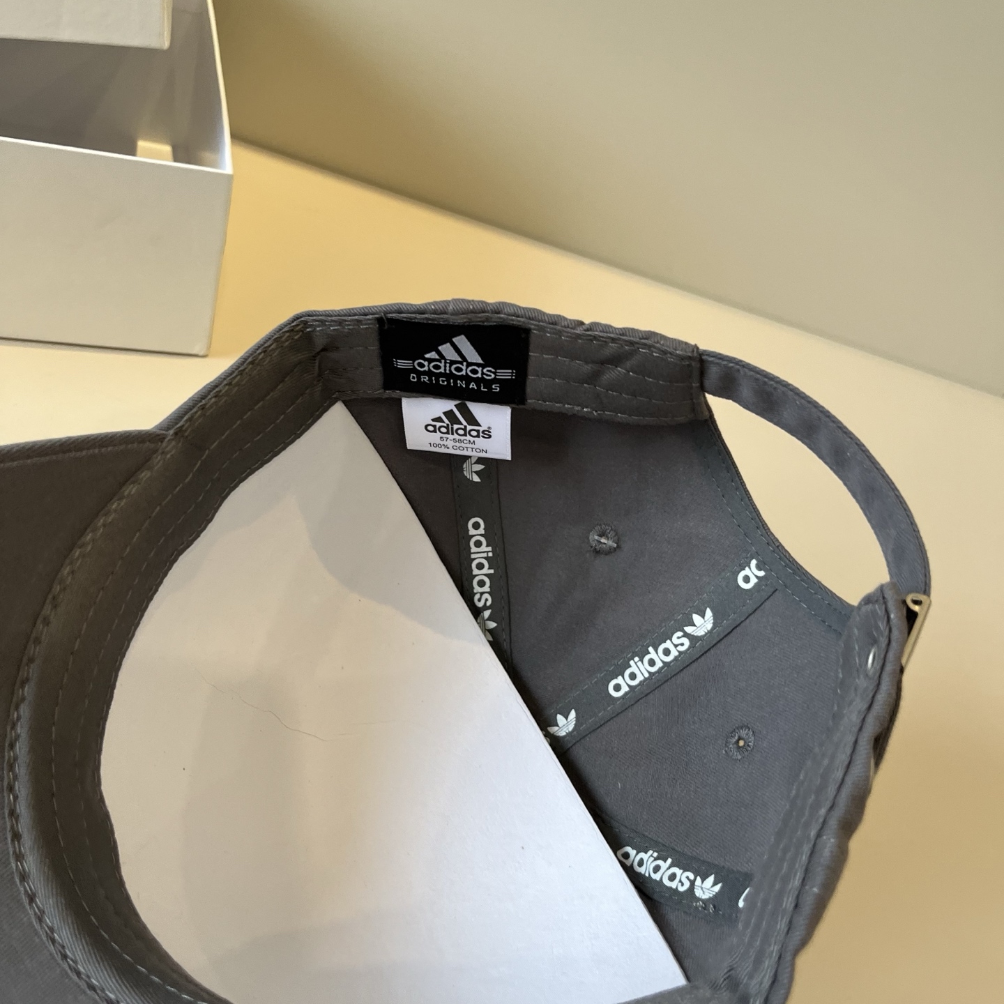 
潮牌🧢官网新品，棒球帽，原单品质火爆来袭 。🎩 工艺非常精美 高档大气上档次！低调奢华，方便携带！跑量