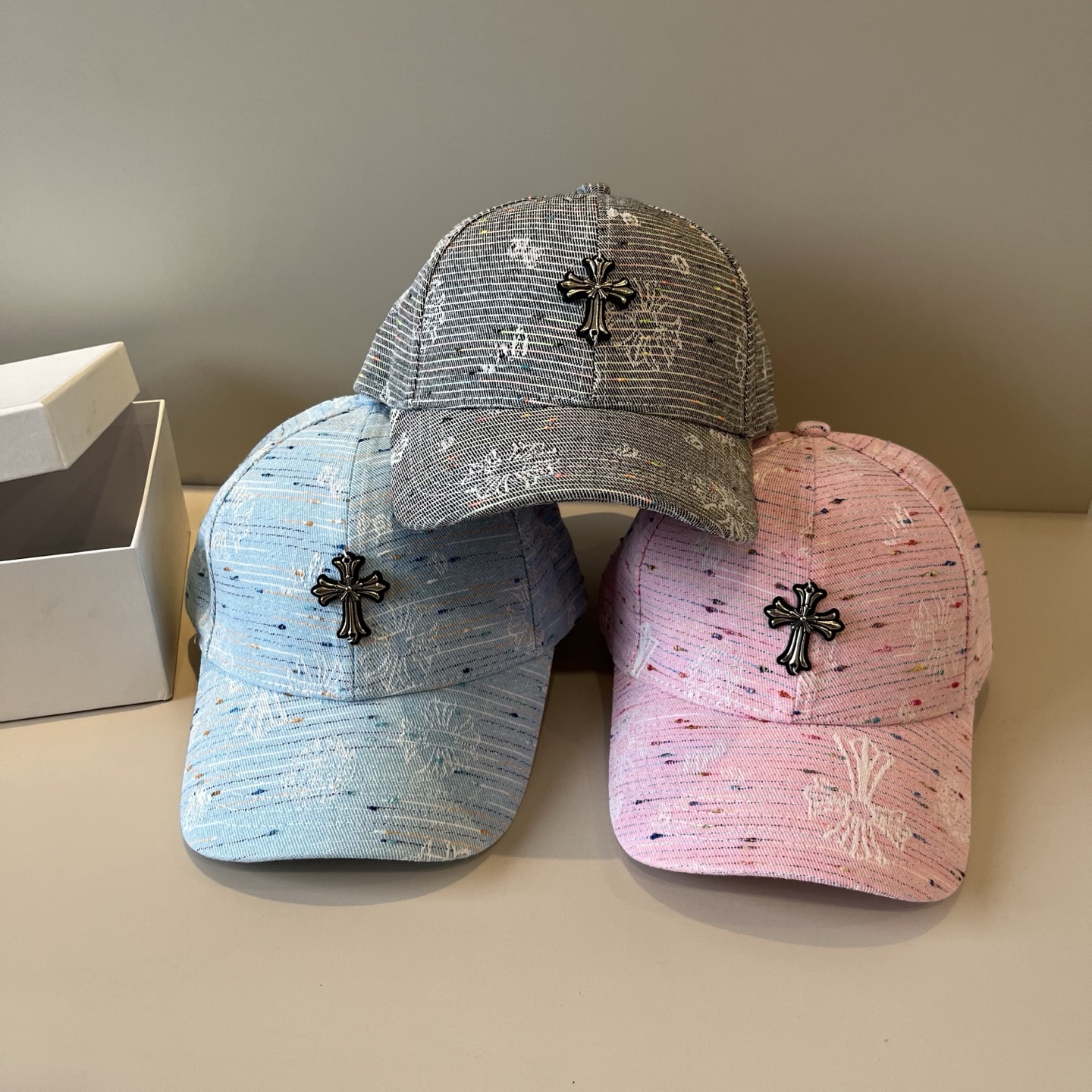  克罗心最新时尚前卫的休闲设计风格，戴上头就是这样好看看哦，做工精细，男女同款！