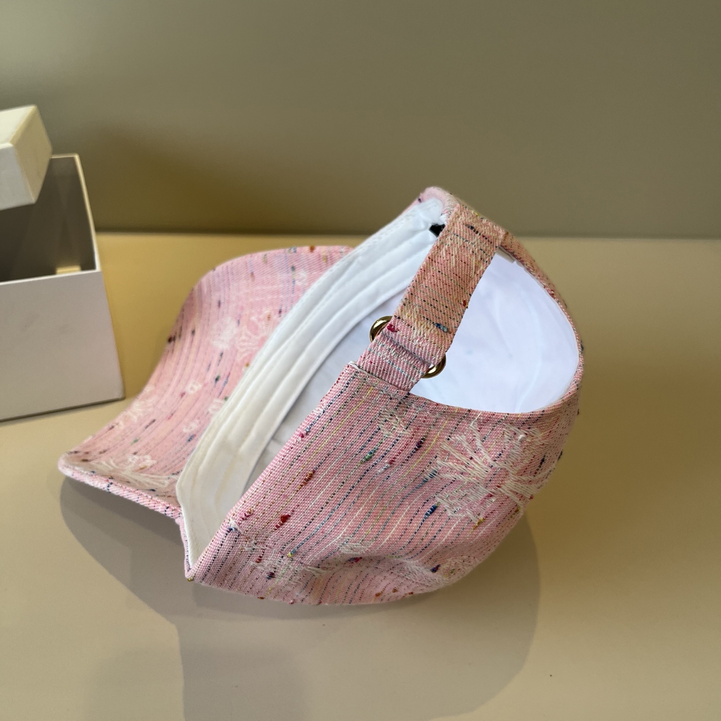  克罗心最新时尚前卫的休闲设计风格，戴上头就是这样好看看哦，做工精细，男女同款！