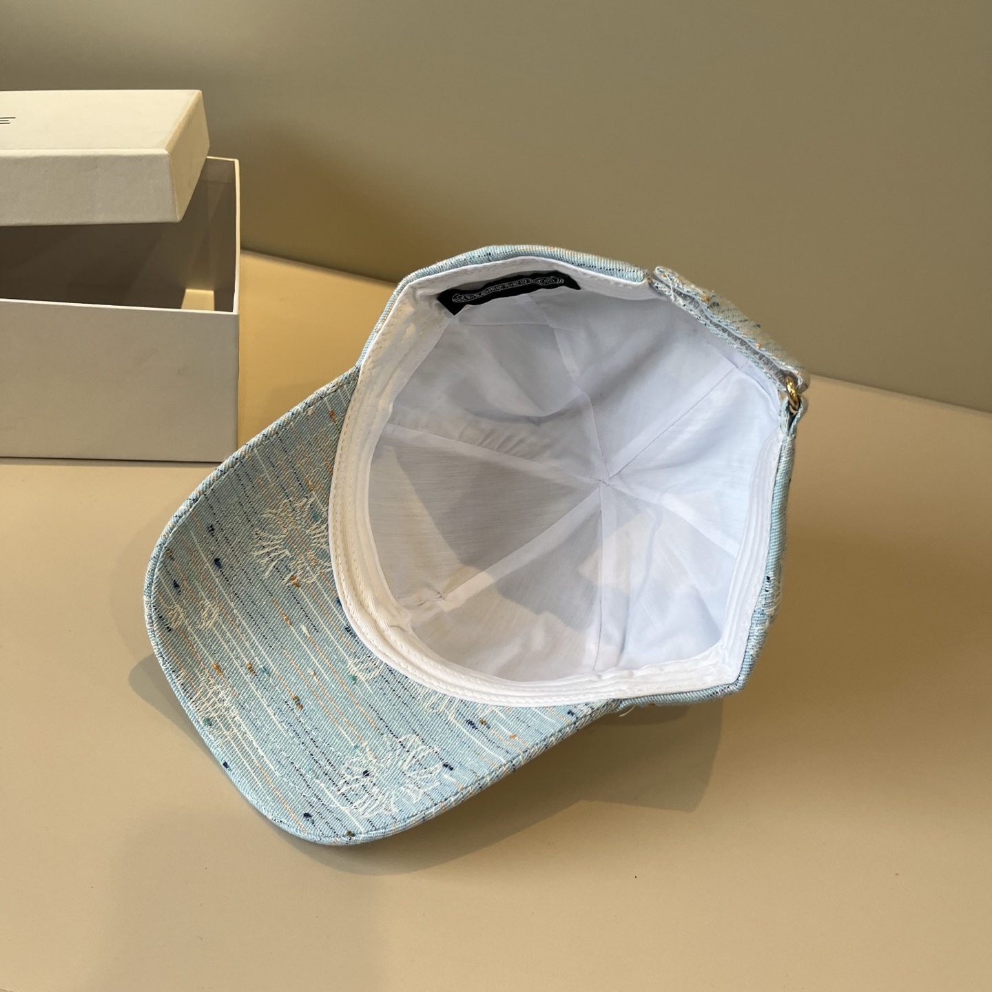  克罗心最新时尚前卫的休闲设计风格，戴上头就是这样好看看哦，做工精细，男女同款！