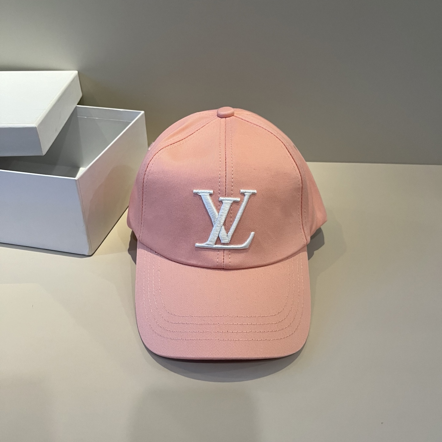 🧢路易威登棒球帽 LouisVuitton😍新款LV棒球帽，重工打造♥️高端大气，百搭款🤗男女通用！跑量