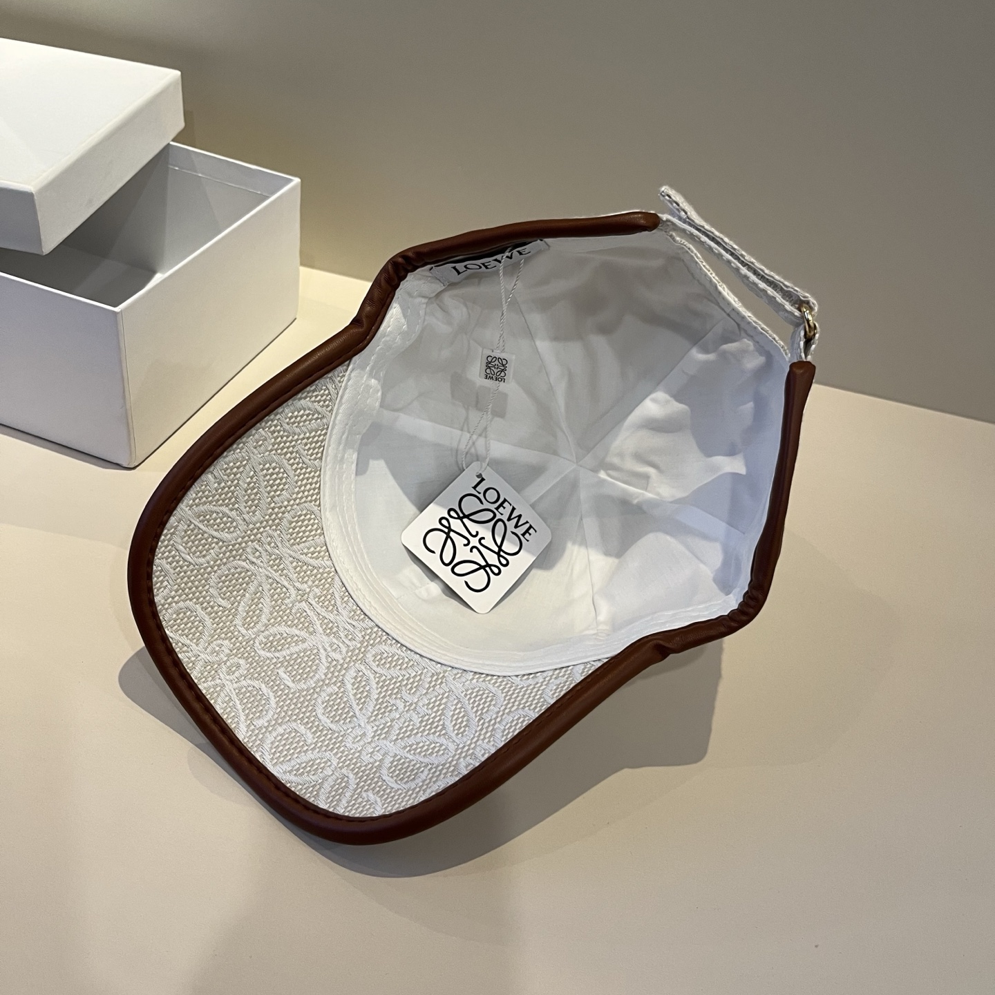 
👒罗意威👒LOEWE新款原版原标设计，质感超好，外部线条定位标准，做工精细，简约大气低价走量！