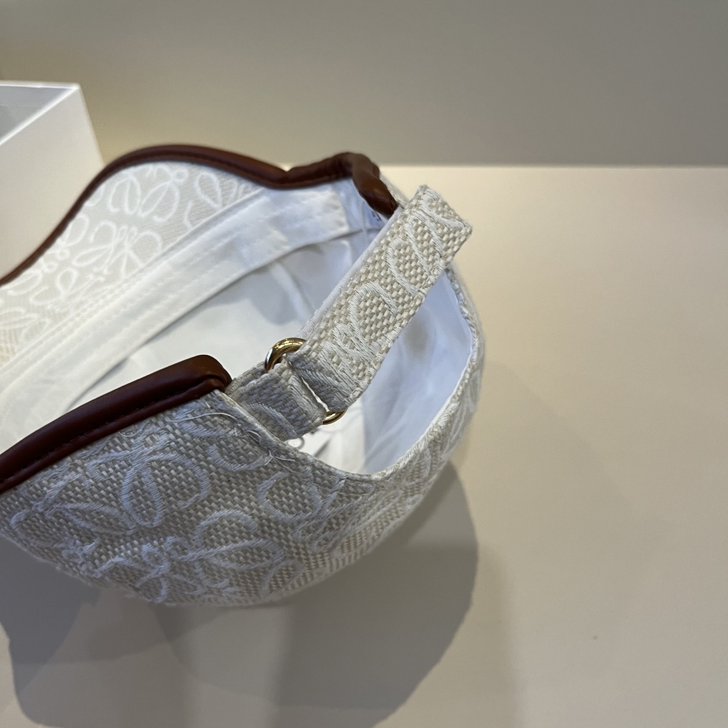 
👒罗意威👒LOEWE新款原版原标设计，质感超好，外部线条定位标准，做工精细，简约大气低价走量！