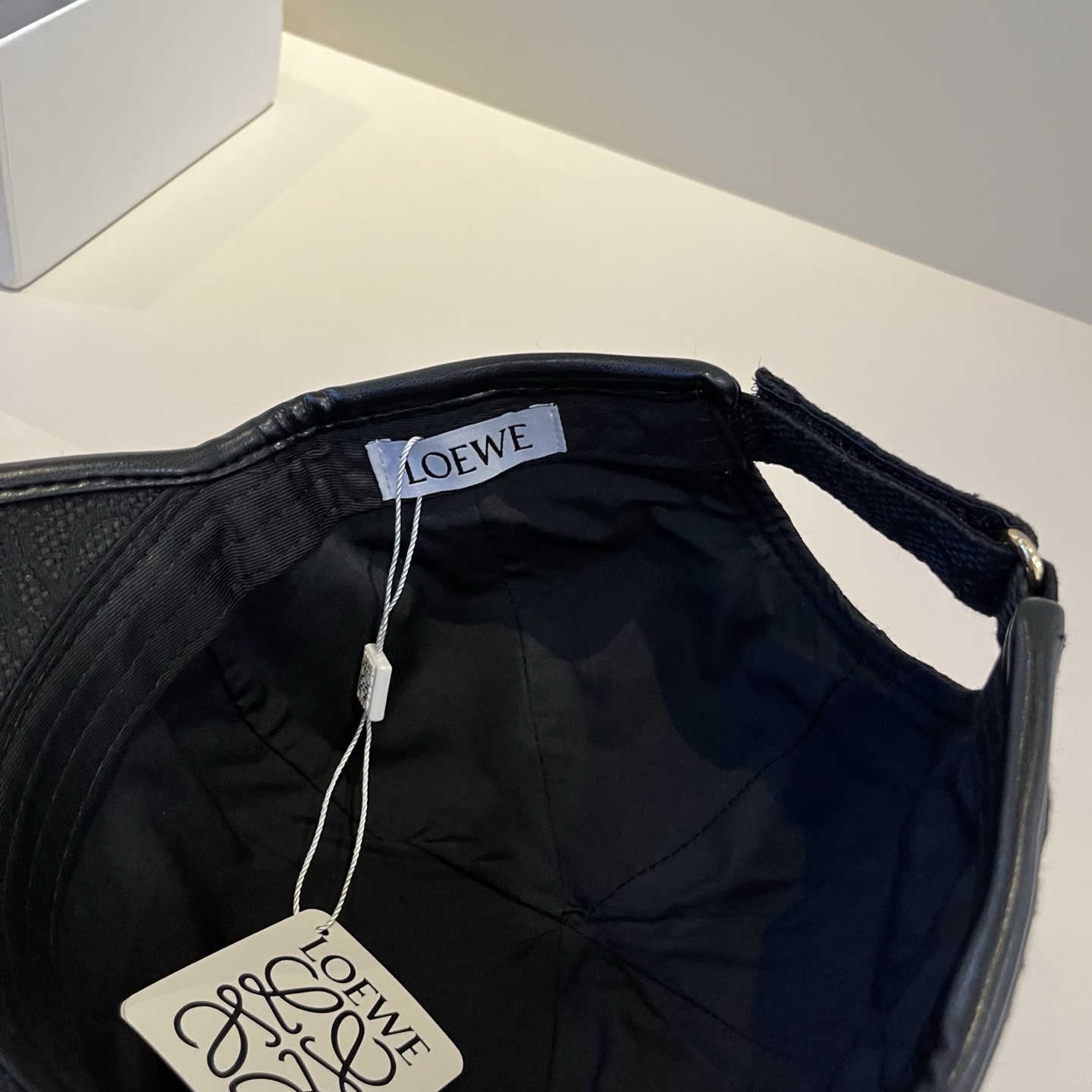 
👒罗意威👒LOEWE新款原版原标设计，质感超好，外部线条定位标准，做工精细，简约大气低价走量！