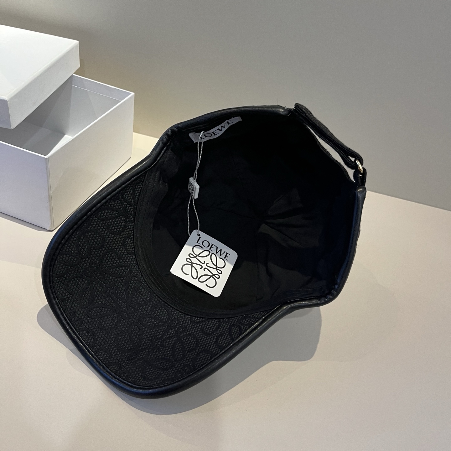 
👒罗意威👒LOEWE新款原版原标设计，质感超好，外部线条定位标准，做工精细，简约大气低价走量！