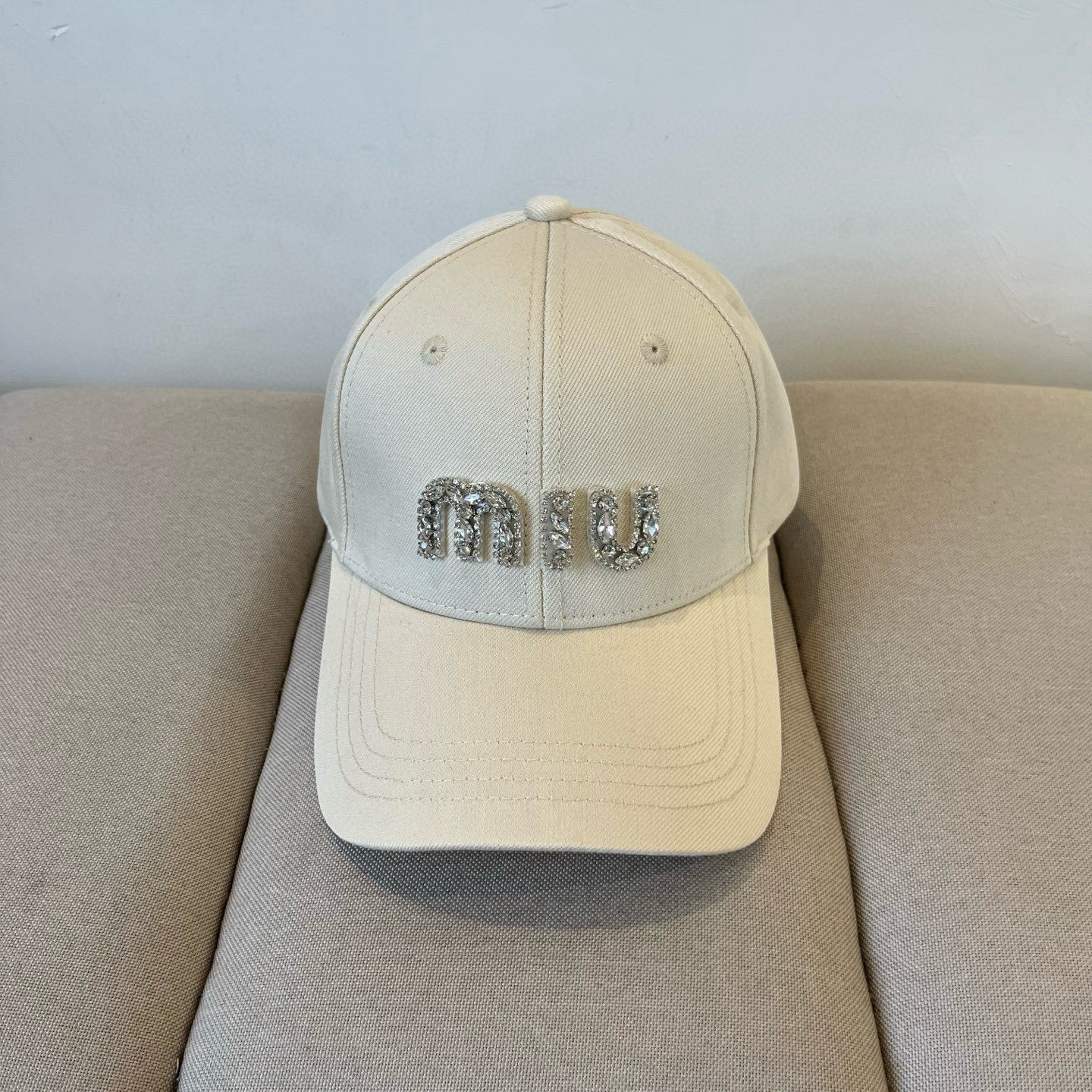 NO:354415,Miumiu original single spring and summer new baseball cap, authentic open mold customization, original workmanship and excellent quality!  Hat Straw Hat Fisherman Hat Baseball Hat, Hats, Miumiu, espadrilles, hats谬谬miumiu 原单春夏新款棒球帽,正品开模订制,原版做工细致质量超赞！帽子草帽渔夫帽棒球帽,帽子,miumiu,espadrilles,hats,hat