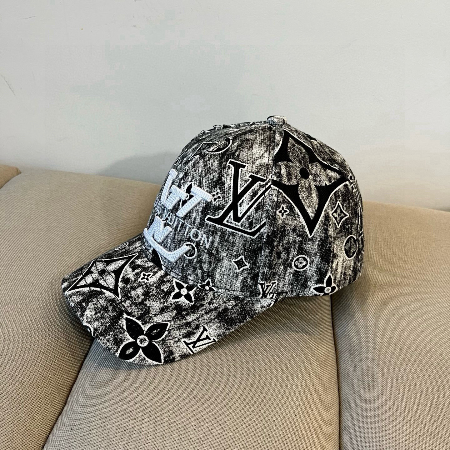NO:353945,Louis Vuitton Baseball Cap Louis Vuitton's new LV baseball cap, heavy industry creates high-end and atmospheric, versatile and universal for both men and women!  Run volume!  hat straw hat fisherman hat baseball hat, hat, louis vuitton, louis vuitton, louis vuitton, espadrilles, hats路易威登棒球帽 LouisVuitton新款LV棒球帽,重工打造高端大气,百搭款男女通用！跑量！帽子草帽渔夫帽棒球帽,帽子,louis vuitton,louis vuitton,louis vuitton,espadrilles,hats,hat