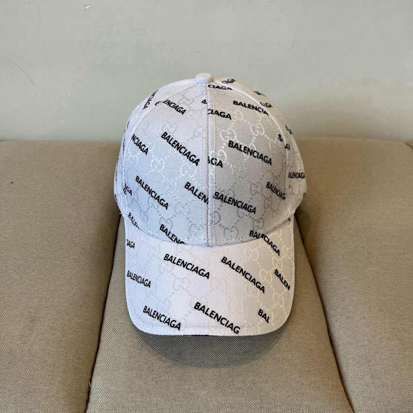  BALENCIAGA巴黎世家新款logo棒球帽，很酷的色系，男女佩戴都有不同style，第一批抢先出货