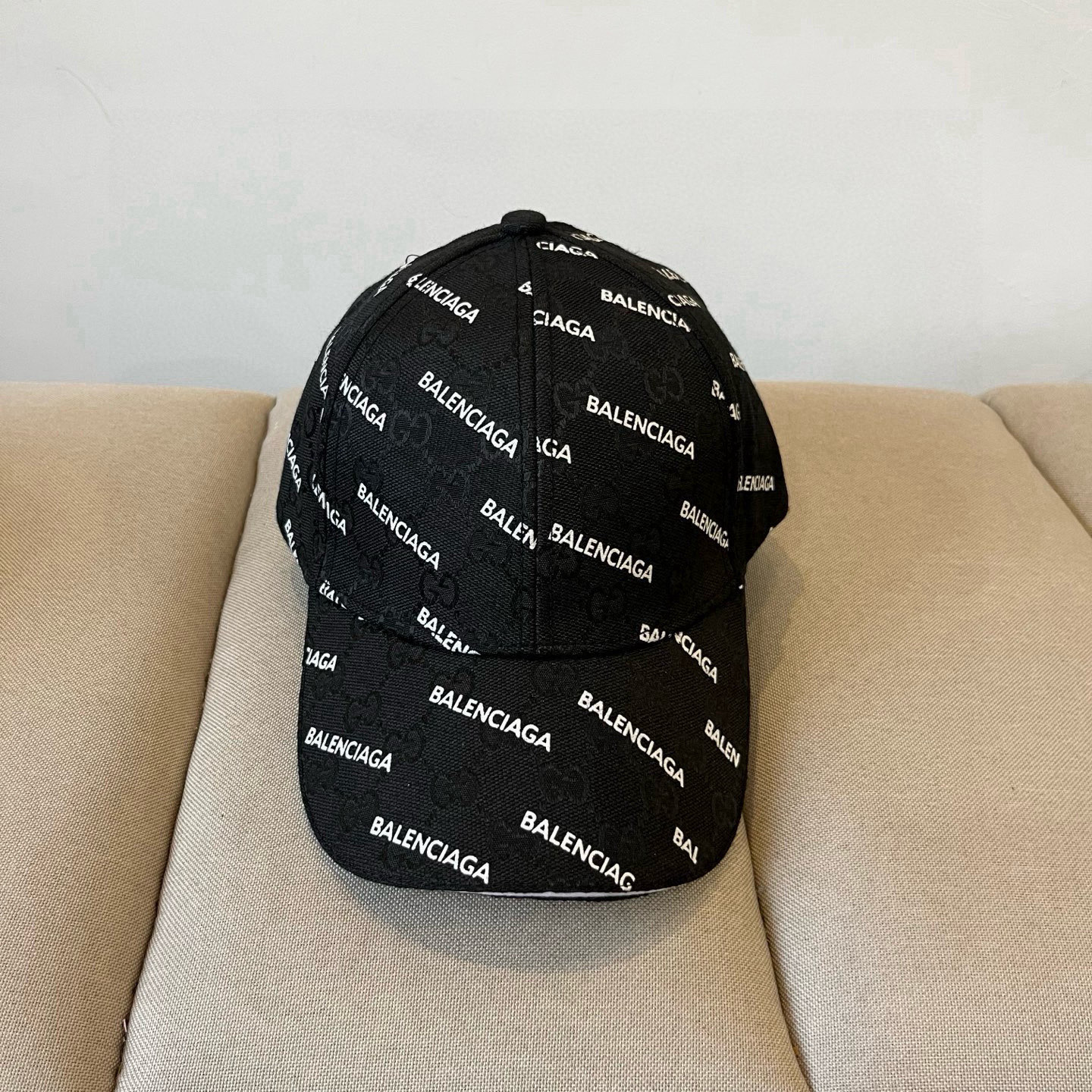  BALENCIAGA巴黎世家新款logo棒球帽，很酷的色系，男女佩戴都有不同style，第一批抢先出货