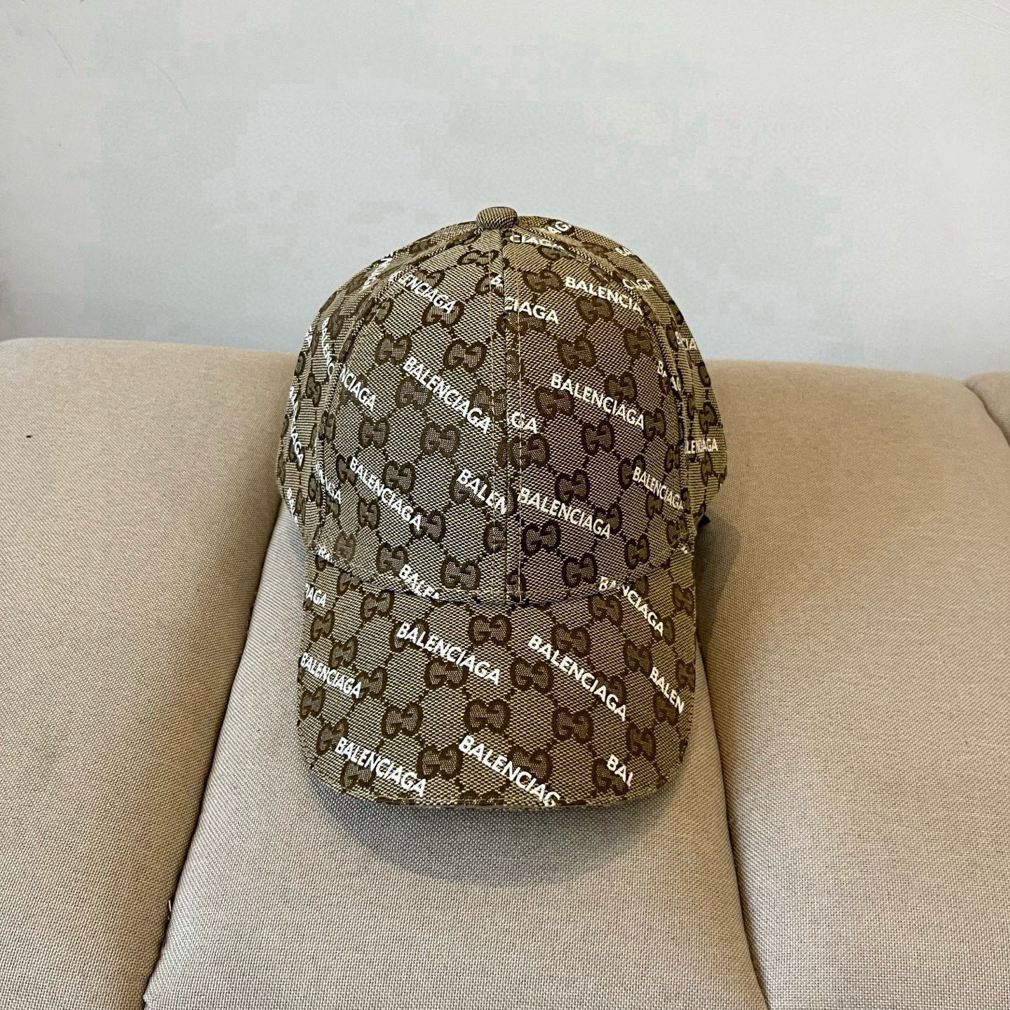  BALENCIAGA巴黎世家新款logo棒球帽，很酷的色系，男女佩戴都有不同style，第一批抢先出货
