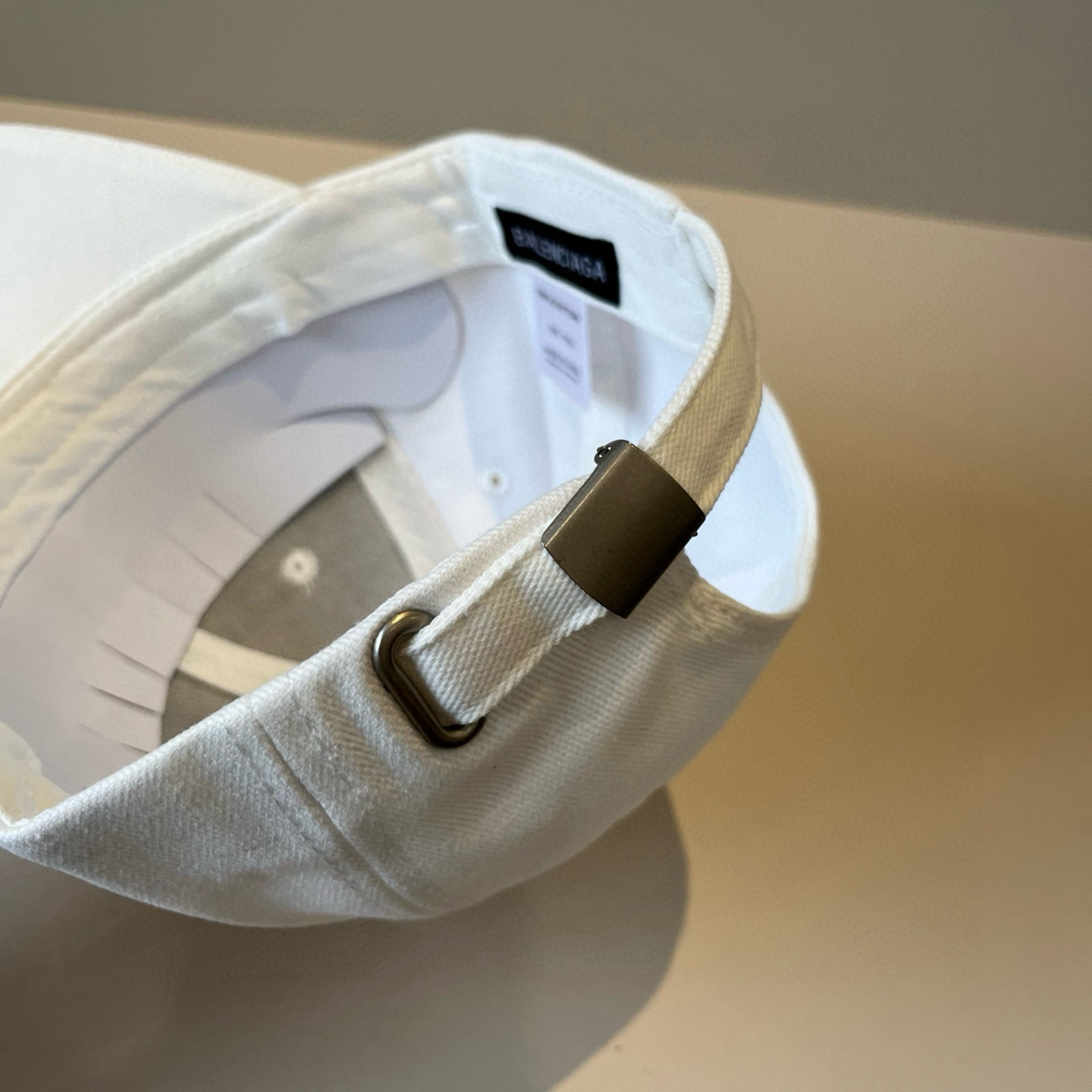  BALENCIAGA巴黎世家新款logo棒球帽，很酷的色系，男女佩戴都有不同style，第一批抢先出货