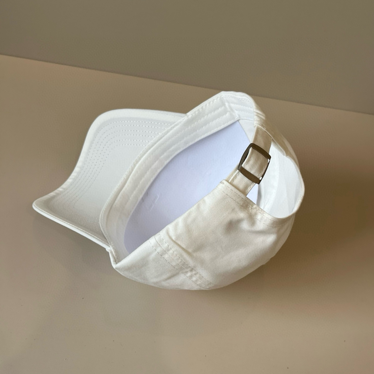  BALENCIAGA巴黎世家新款logo棒球帽，很酷的色系，男女佩戴都有不同style，第一批抢先出货