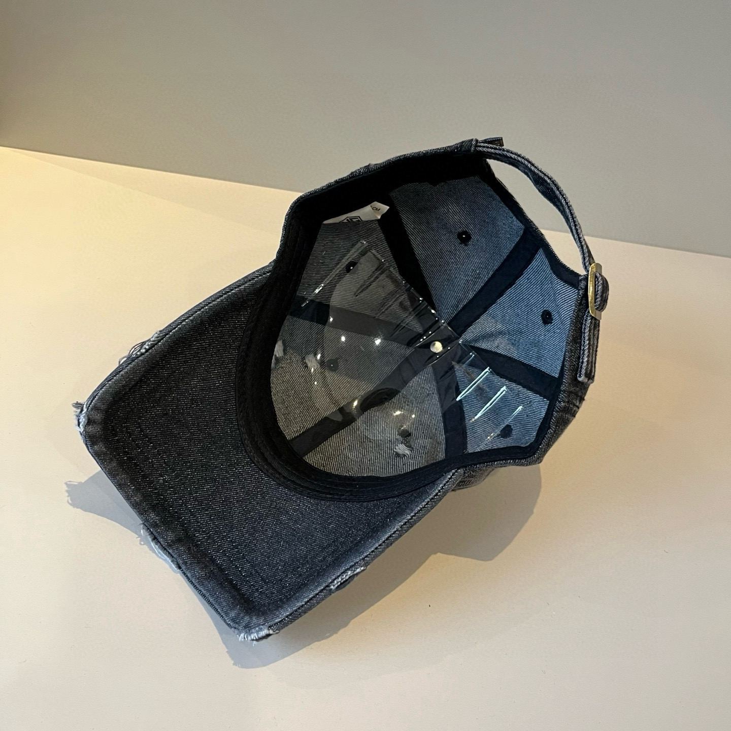  BALENCIAGA巴黎世家新款logo棒球帽，很酷的色系，男女佩戴都有不同style，第一批抢先出货