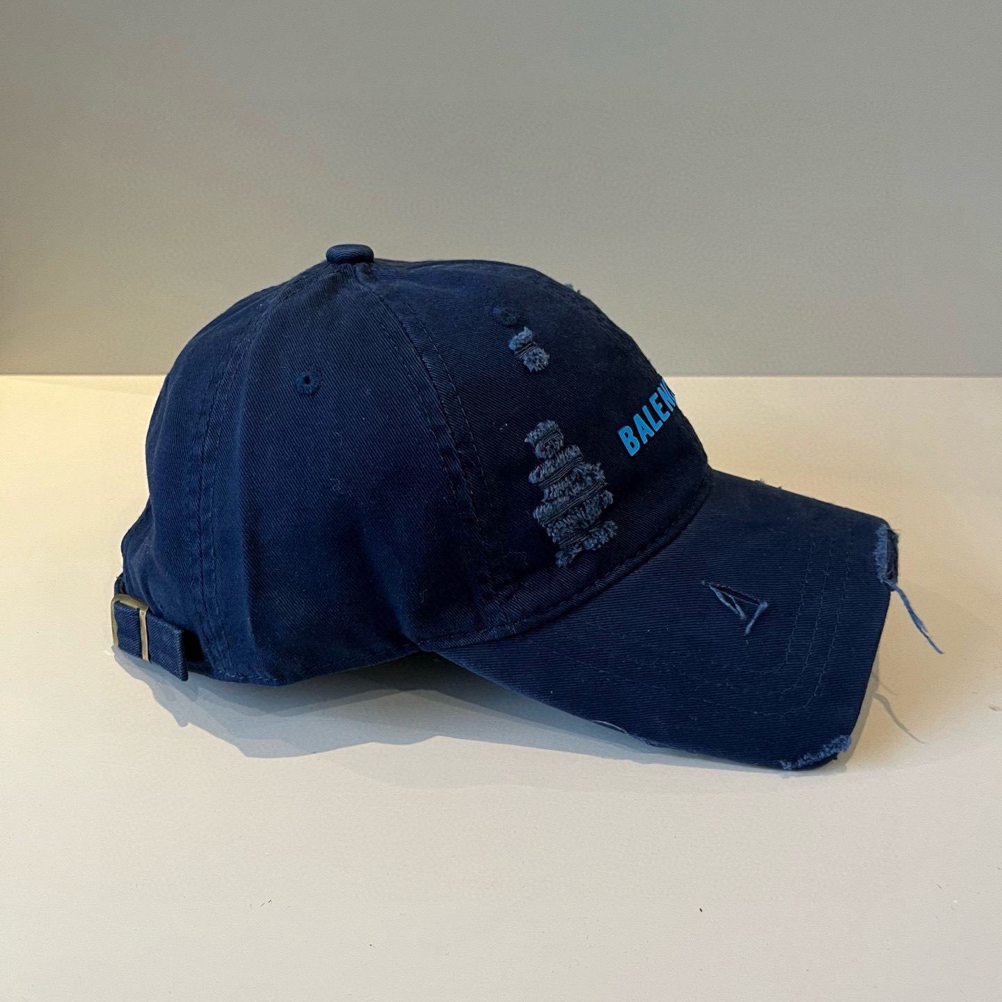  BALENCIAGA巴黎世家新款logo棒球帽，很酷的色系，男女佩戴都有不同style，第一批抢先出货