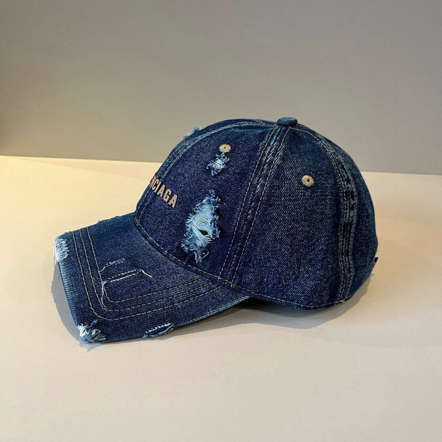  BALENCIAGA巴黎世家新款logo棒球帽，很酷的色系，男女佩戴都有不同style，第一批抢先出货