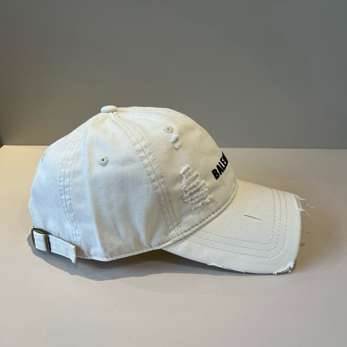  BALENCIAGA巴黎世家新款logo棒球帽，很酷的色系，男女佩戴都有不同style，第一批抢先出货