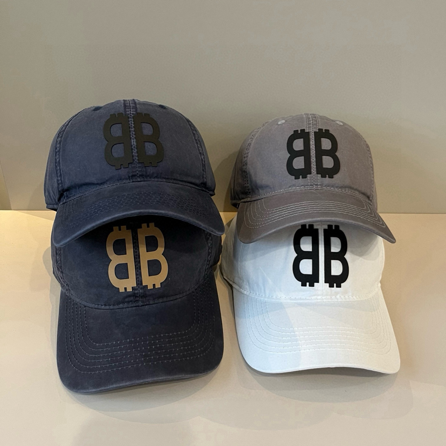  BALENCIAGA巴黎世家新款logo棒球帽，很酷的色系，男女佩戴都有不同style，第一批抢先出货