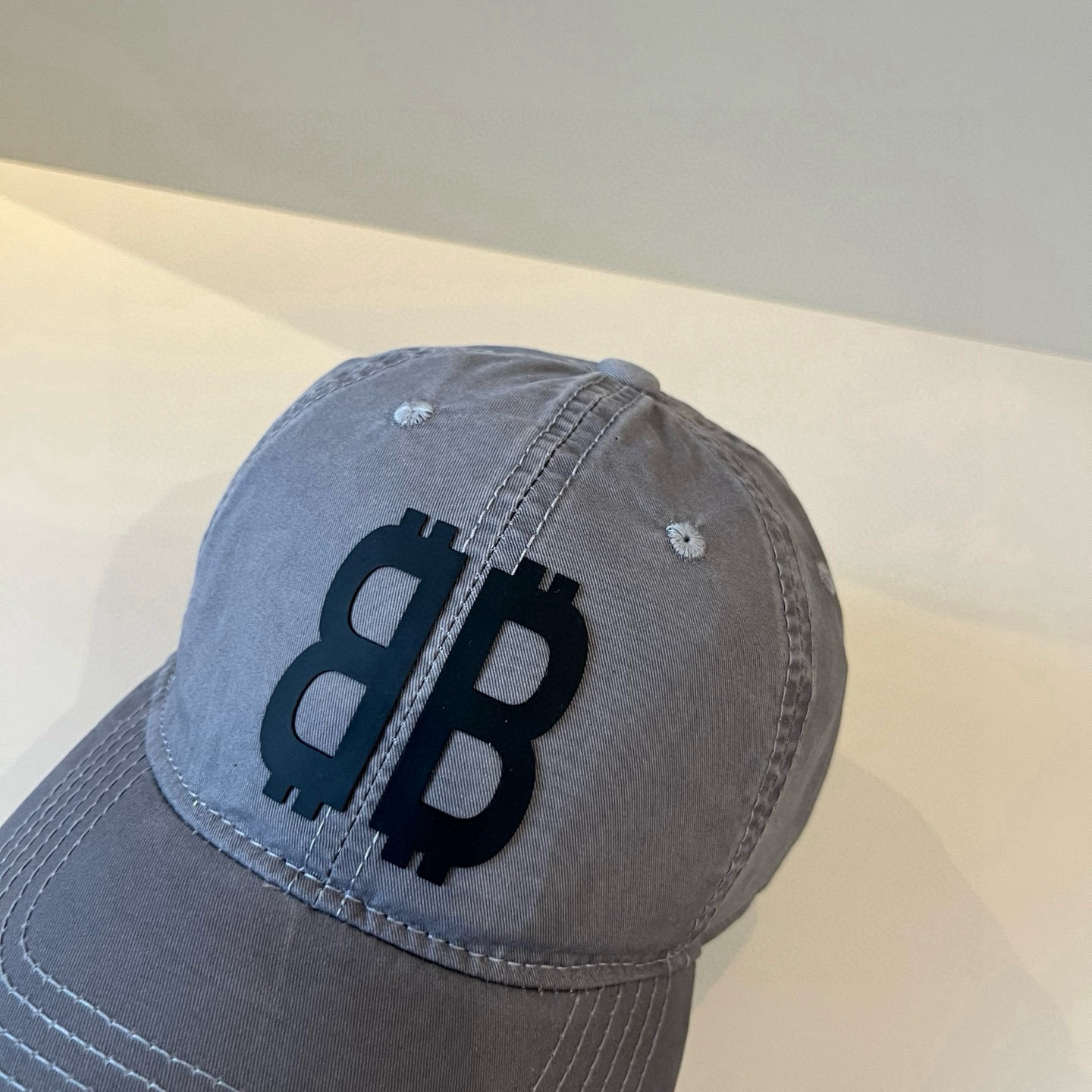  BALENCIAGA巴黎世家新款logo棒球帽，很酷的色系，男女佩戴都有不同style，第一批抢先出货