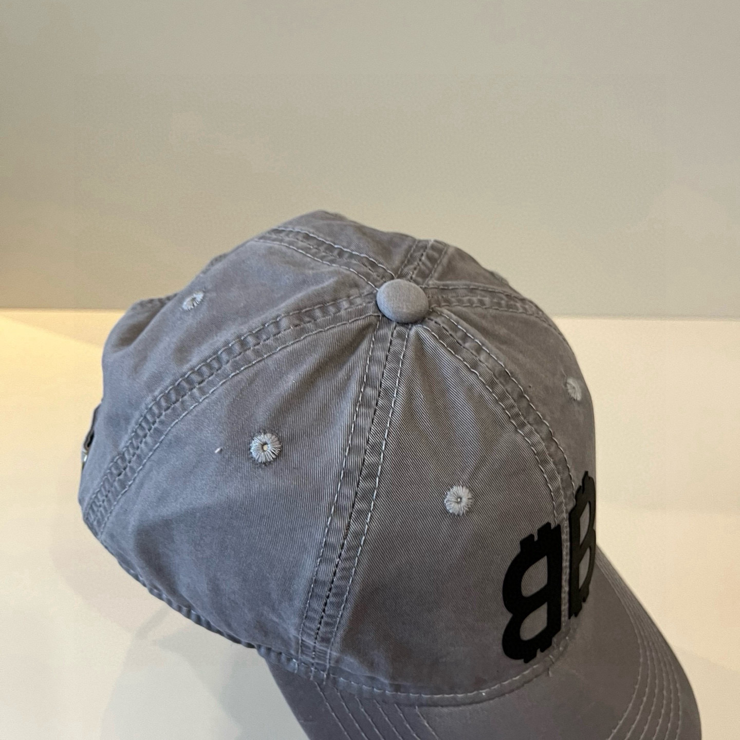  BALENCIAGA巴黎世家新款logo棒球帽，很酷的色系，男女佩戴都有不同style，第一批抢先出货