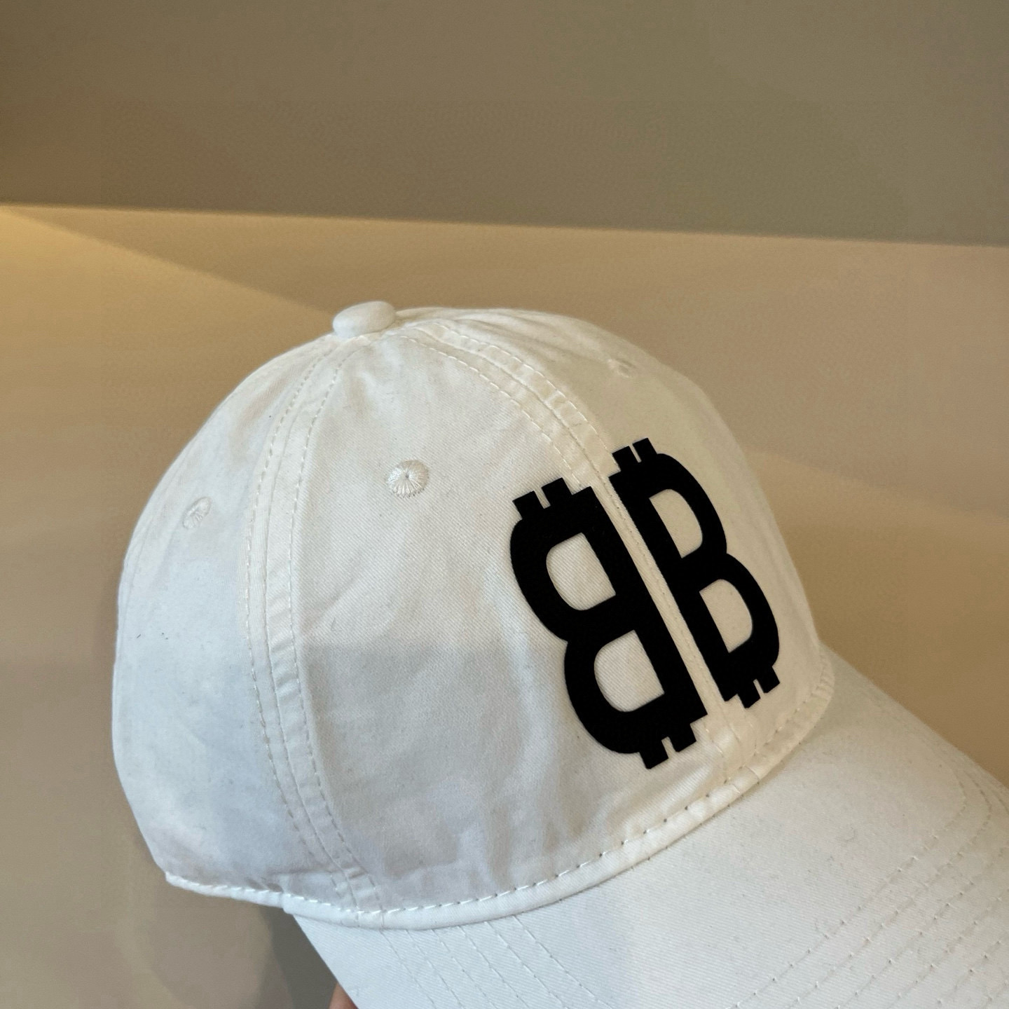  BALENCIAGA巴黎世家新款logo棒球帽，很酷的色系，男女佩戴都有不同style，第一批抢先出货