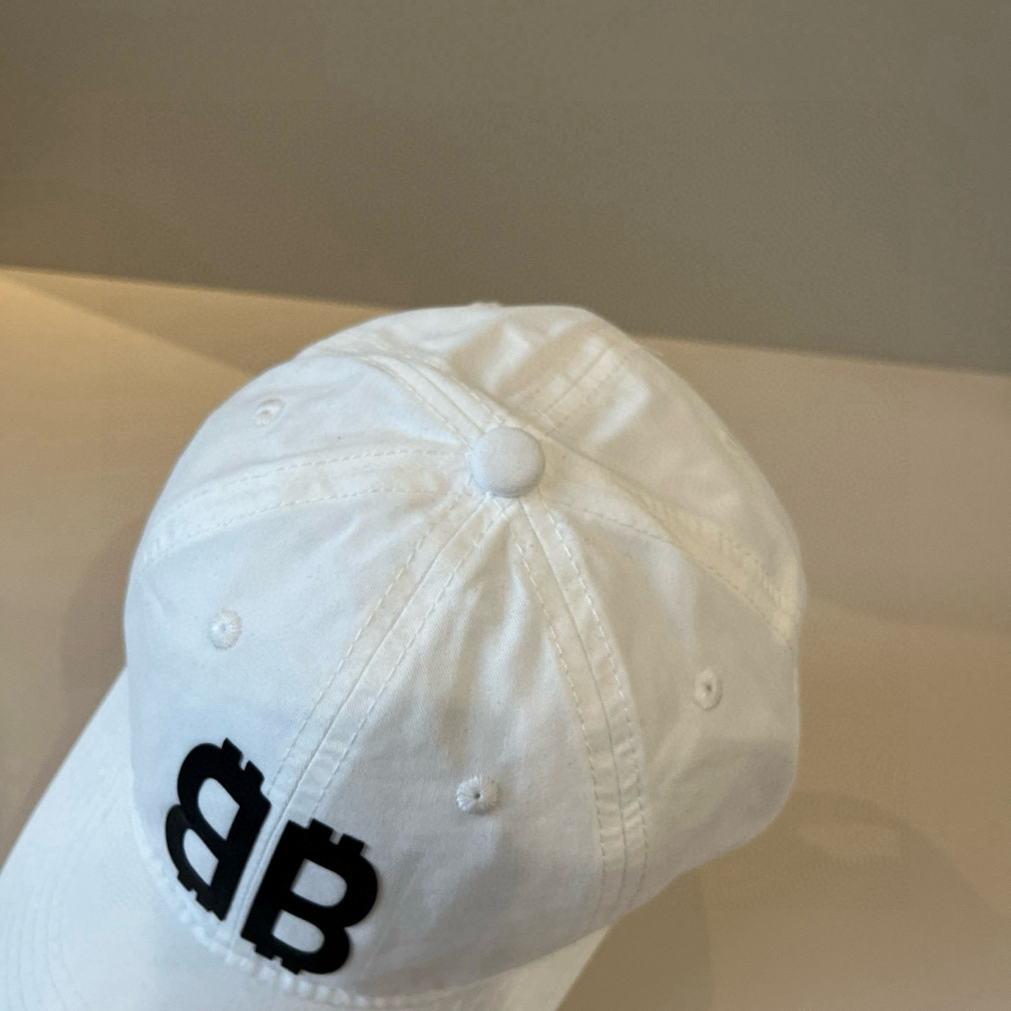  BALENCIAGA巴黎世家新款logo棒球帽，很酷的色系，男女佩戴都有不同style，第一批抢先出货