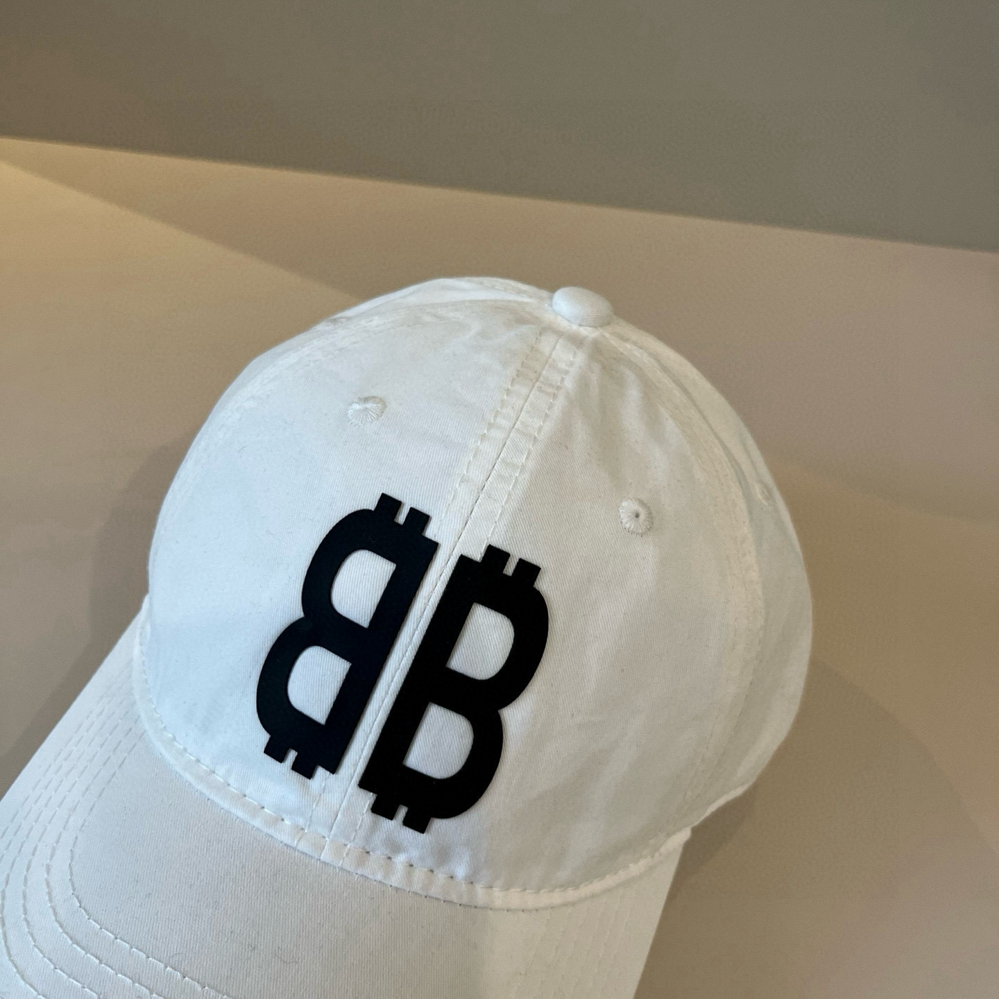  BALENCIAGA巴黎世家新款logo棒球帽，很酷的色系，男女佩戴都有不同style，第一批抢先出货