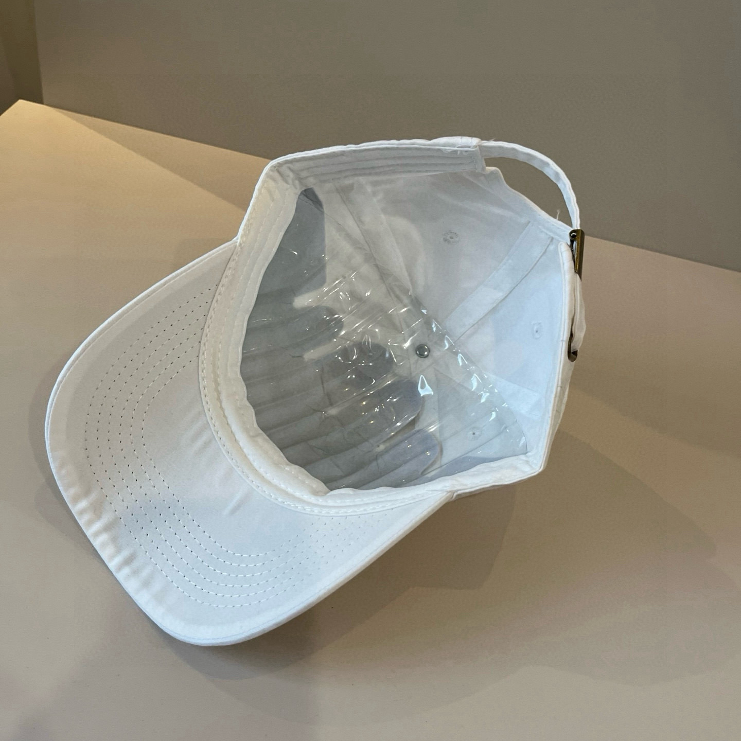  BALENCIAGA巴黎世家新款logo棒球帽，很酷的色系，男女佩戴都有不同style，第一批抢先出货