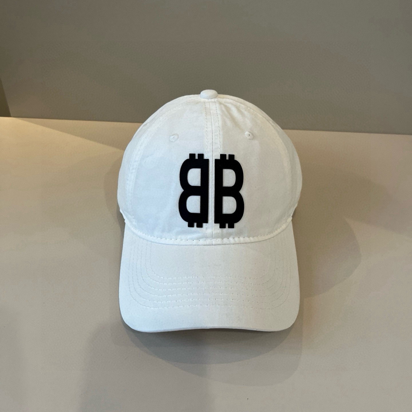  BALENCIAGA巴黎世家新款logo棒球帽，很酷的色系，男女佩戴都有不同style，第一批抢先出货