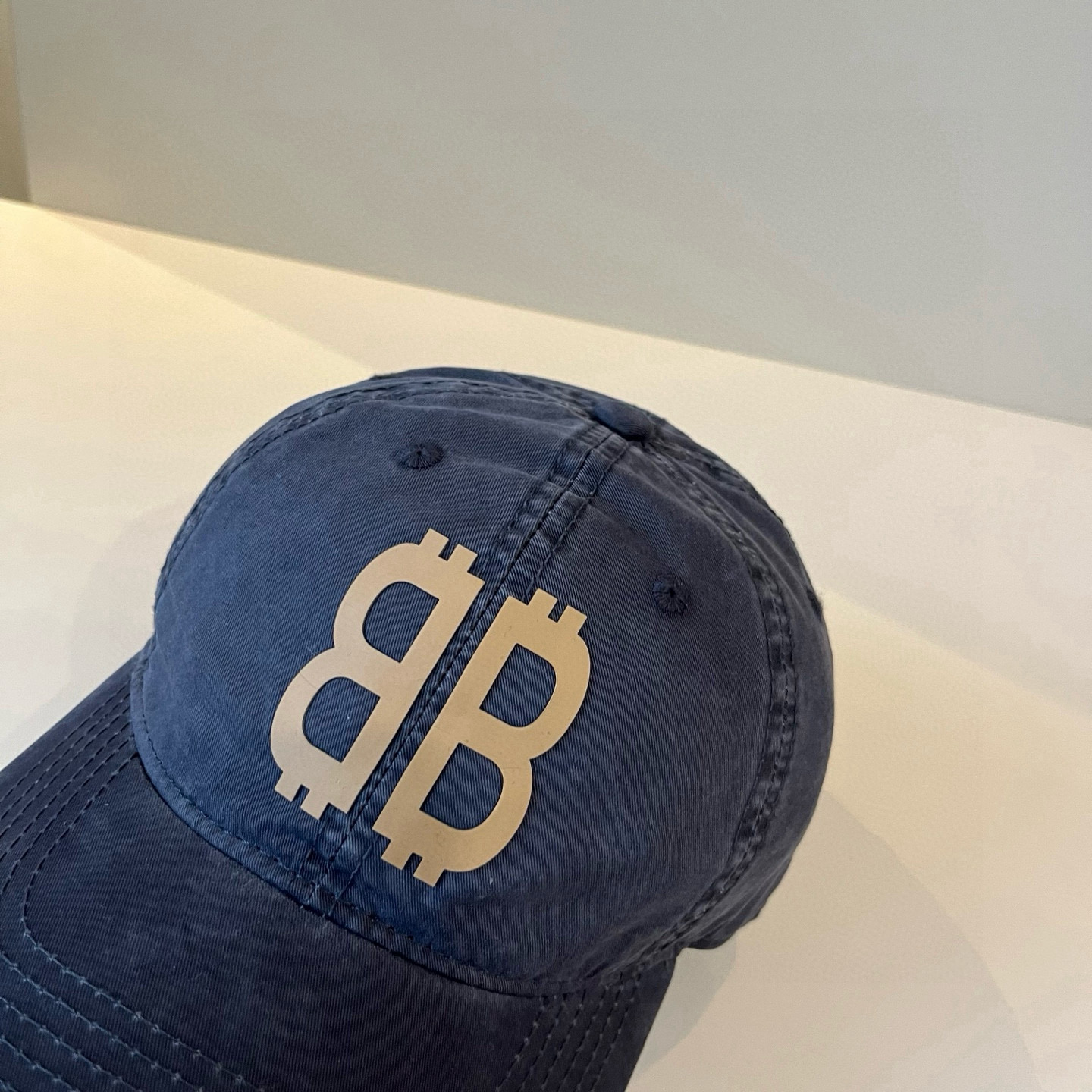  BALENCIAGA巴黎世家新款logo棒球帽，很酷的色系，男女佩戴都有不同style，第一批抢先出货