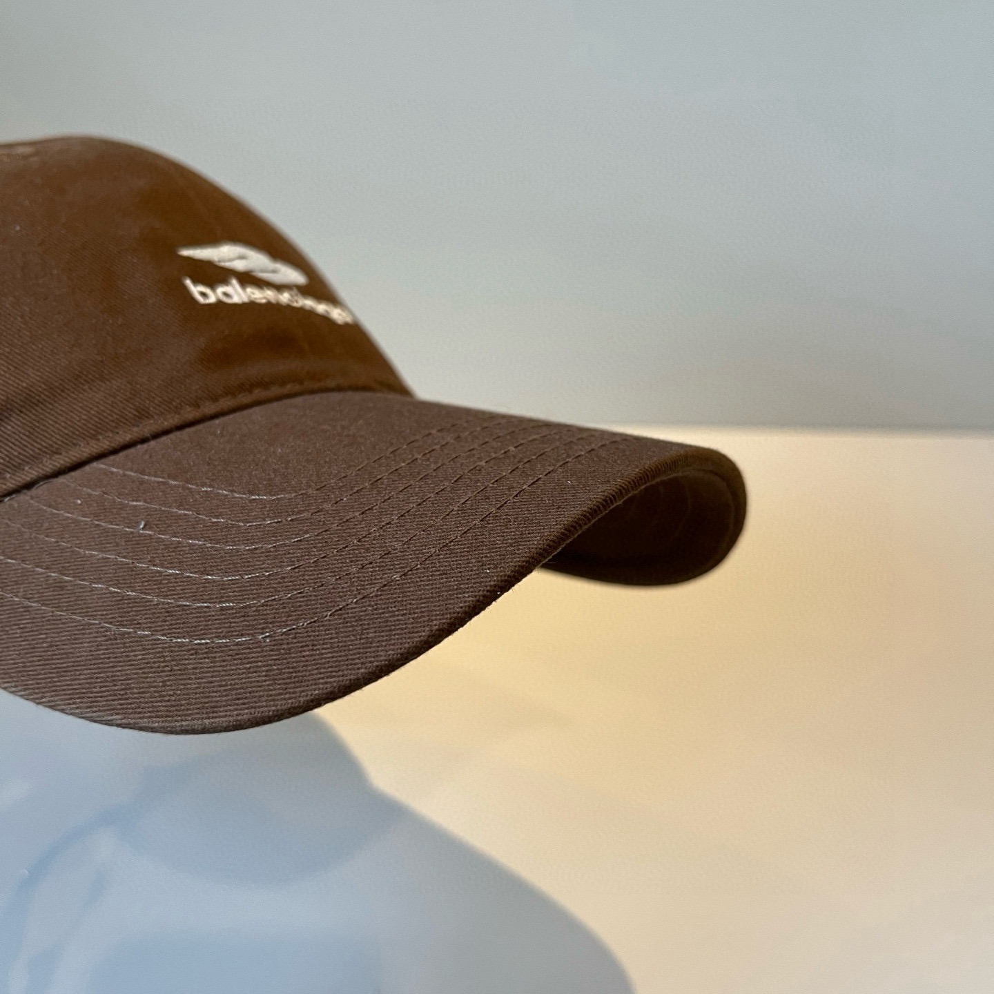  BALENCIAGA巴黎世家新款logo棒球帽，很酷的色系，男女佩戴都有不同style，第一批抢先出货